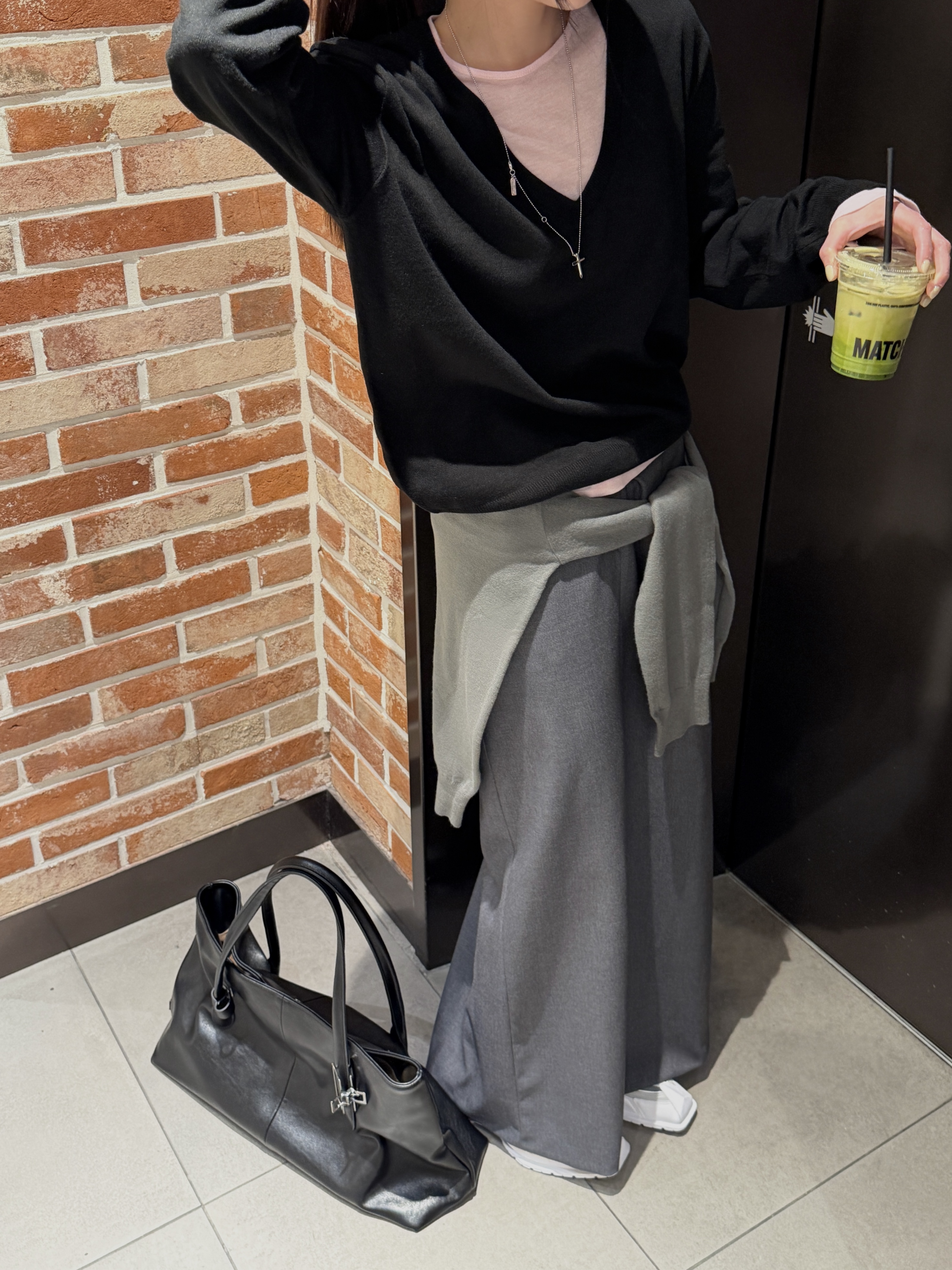 Vネックルーズ長袖無地ニット | 詳細画像3