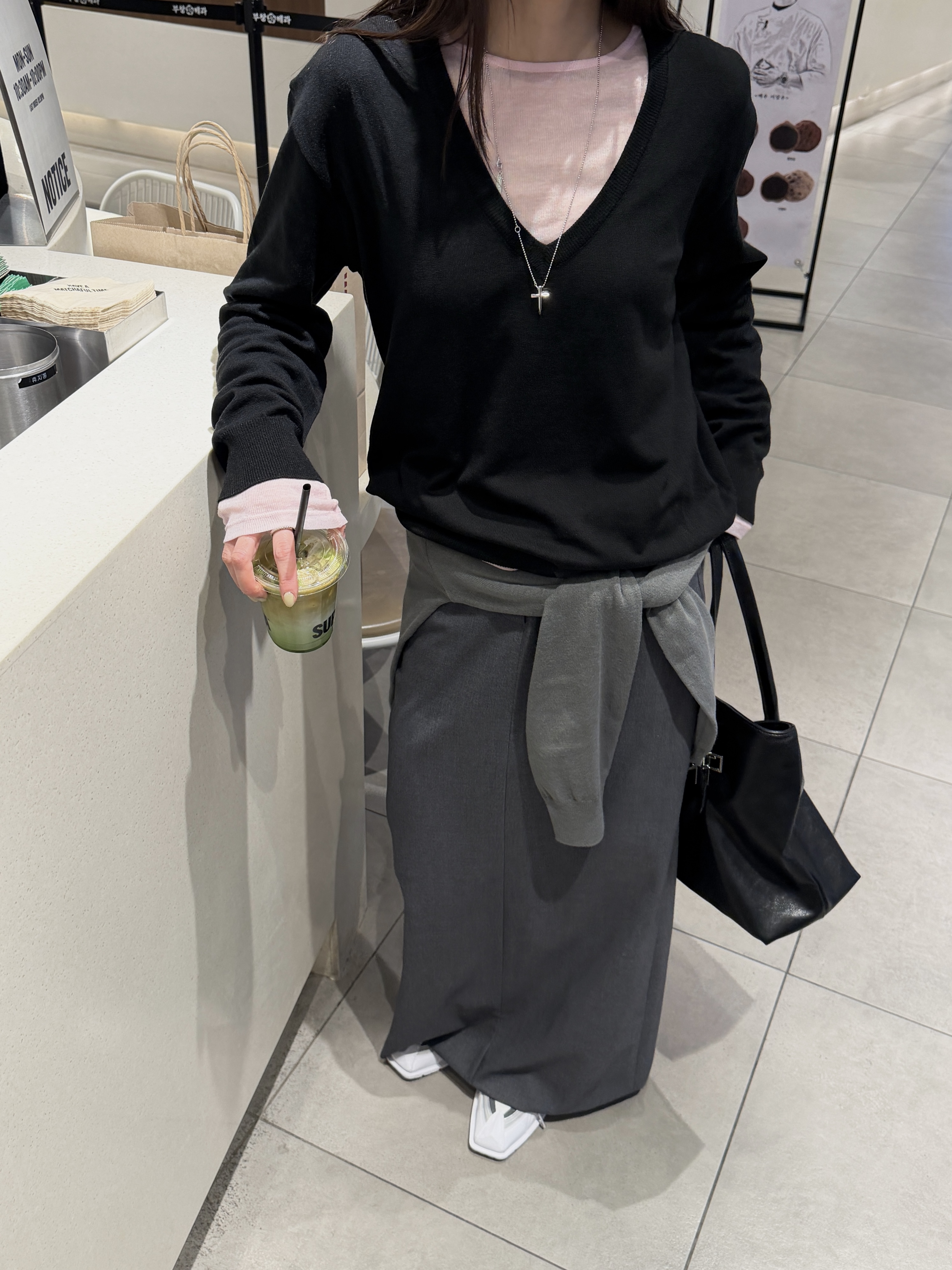 Vネックルーズ長袖無地ニット | 詳細画像6