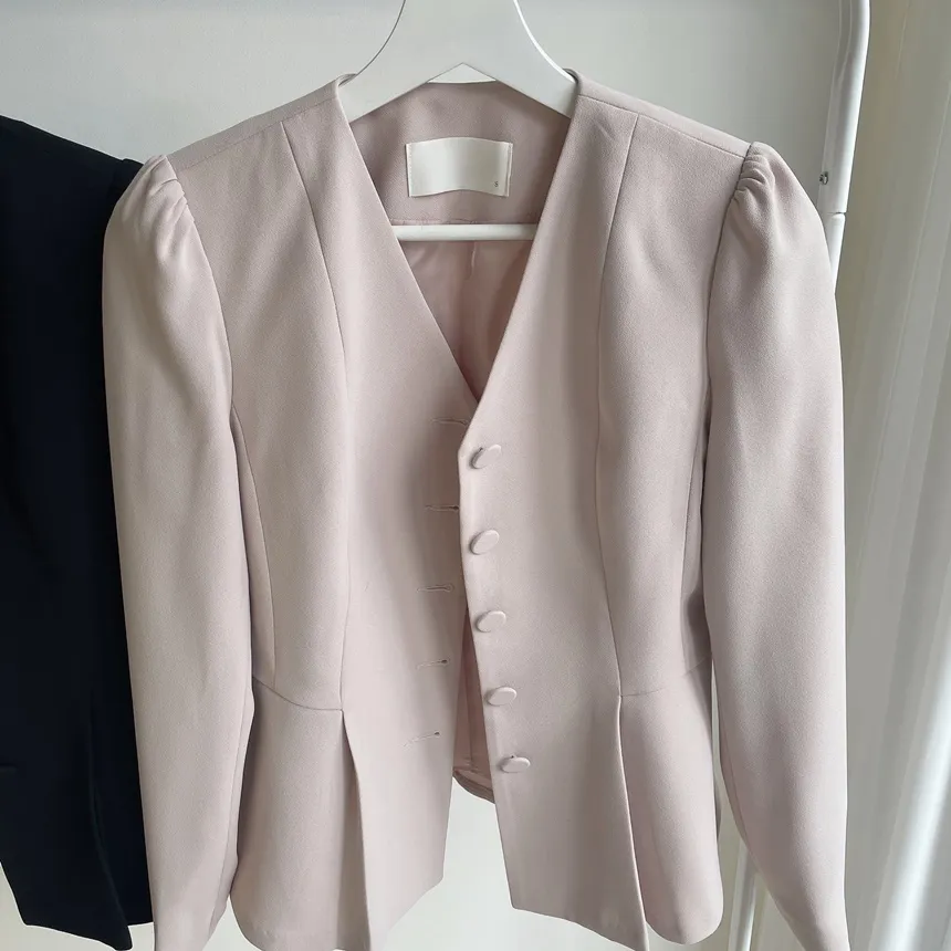 Vネックノーカラー肩パッドペプラムパフスリーブ長袖ジャケットスカーフ付 | mirangmirang | 詳細画像23