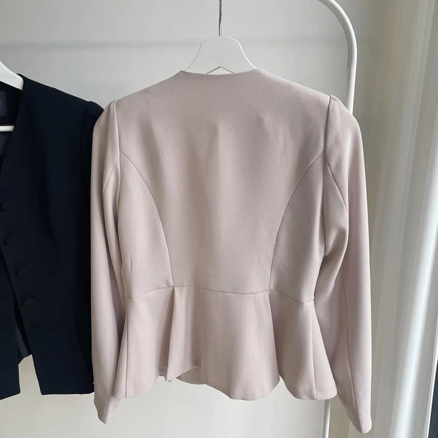 Vネックノーカラー肩パッドペプラムパフスリーブ長袖ジャケットスカーフ付 | mirangmirang | 詳細画像24