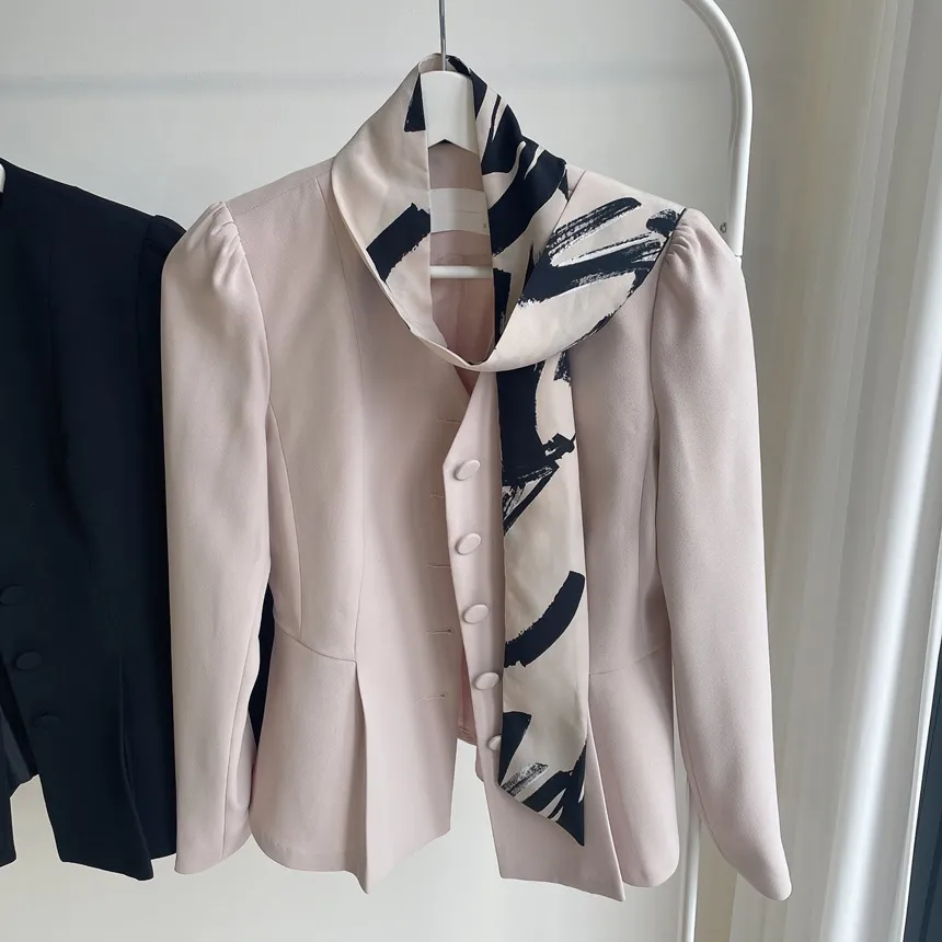 Vネックノーカラー肩パッドペプラムパフスリーブ長袖ジャケットスカーフ付 | mirangmirang | 詳細画像25