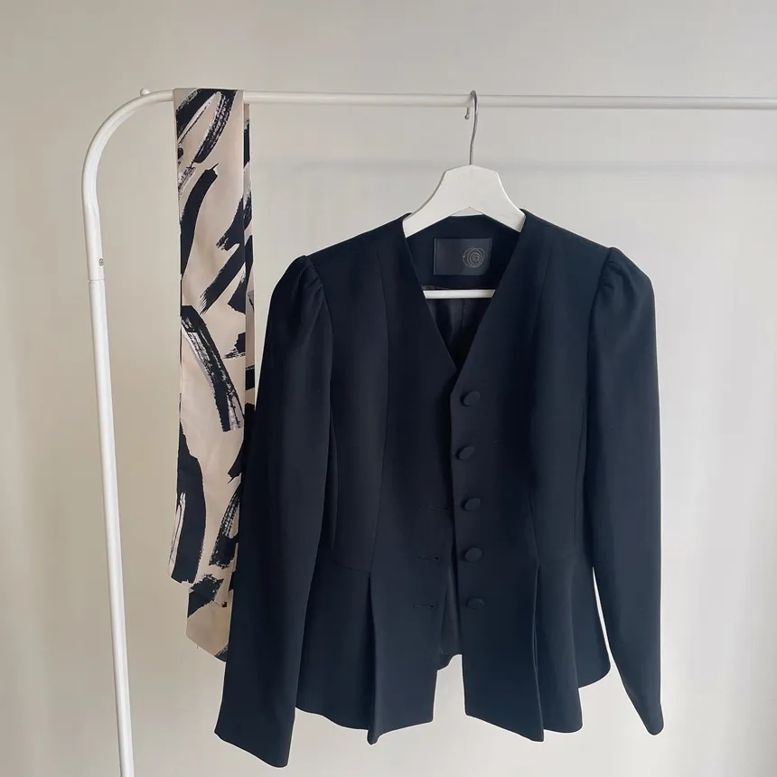 Vネックノーカラー肩パッドペプラムパフスリーブ長袖ジャケットスカーフ付 | mirangmirang | 詳細画像26