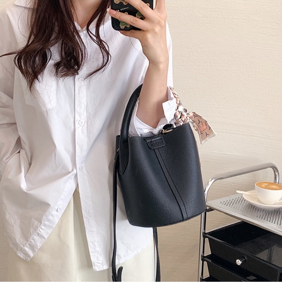 レザー調ボウタイラインDリングショルダーバッグ | 詳細画像5