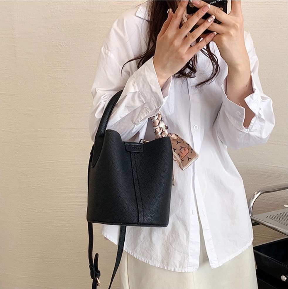 レザー調ボウタイラインDリングショルダーバッグ | 詳細画像7