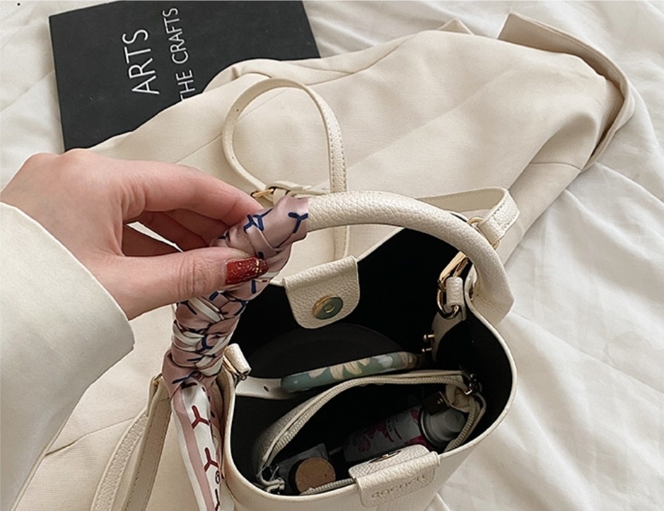 レザー調ボウタイラインDリングショルダーバッグ | 詳細画像17