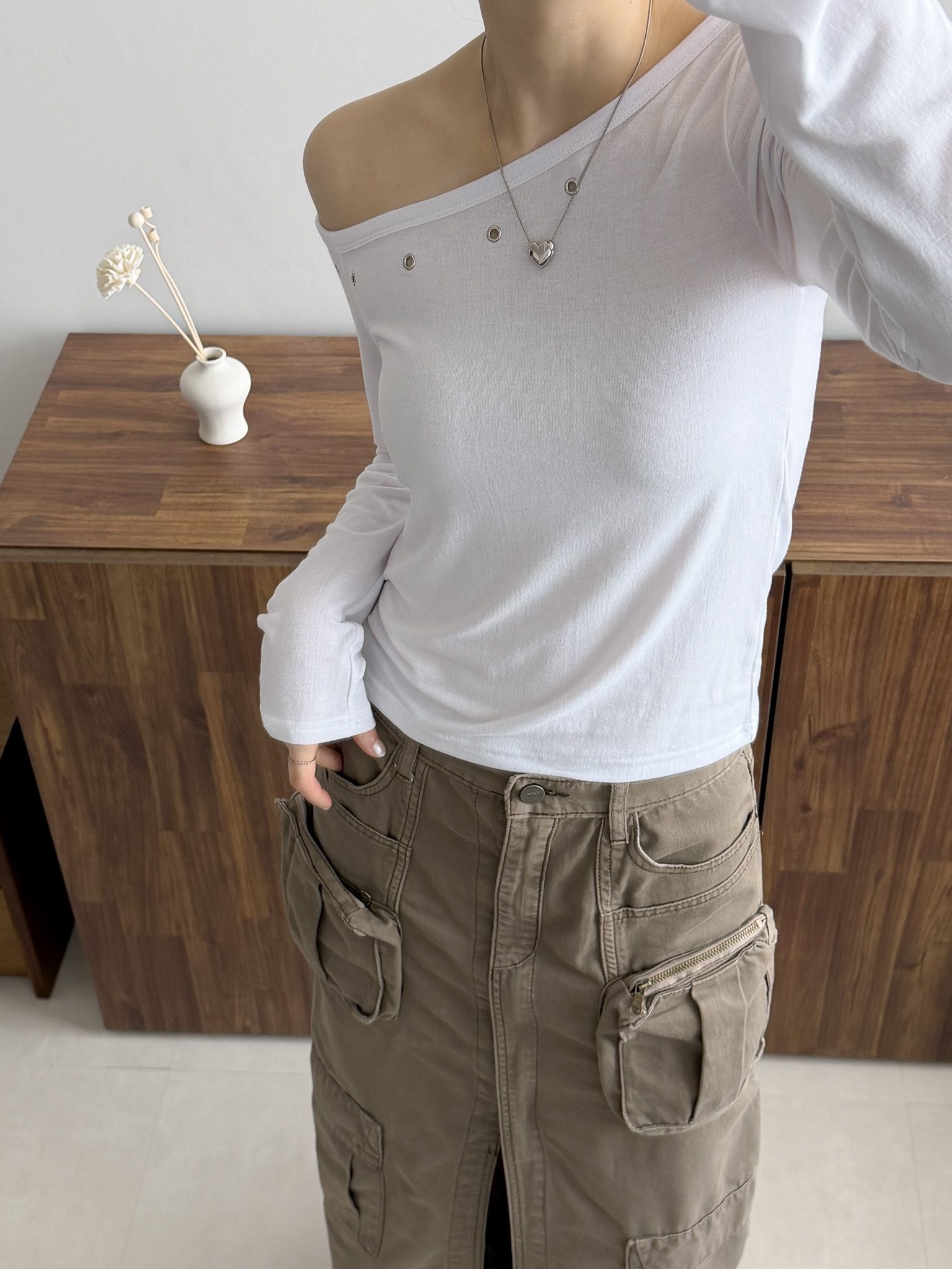 オフショルダーワンショルダーベーシック長袖アイレットTシャツ | 詳細画像4