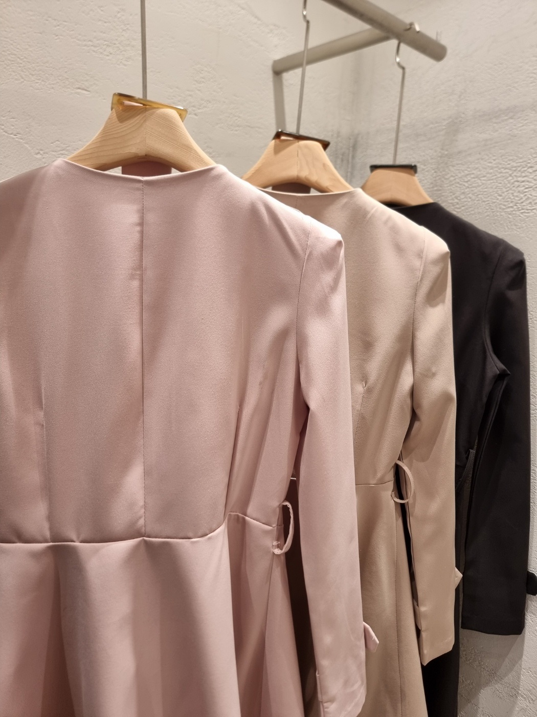 ラウンドネック肩パッドパフスリーブスリムロング長袖フレアAラインボタンスリーブループ無地ワンピースベルト付 | 詳細画像24