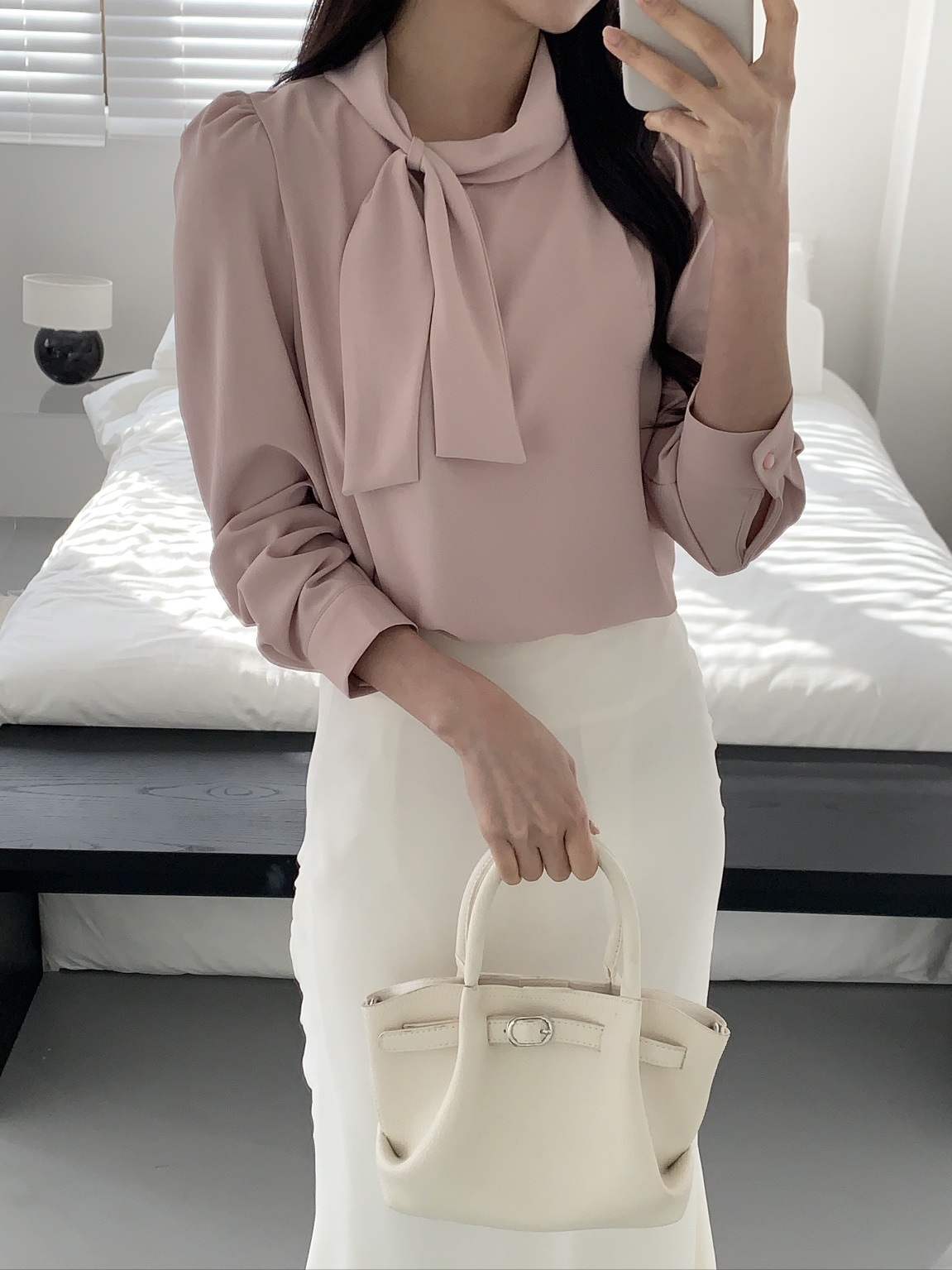 パフスリーブルーズ長袖ギャザーボタンスリーブスカーフネック後ボタン無地ブラウス | 詳細画像2