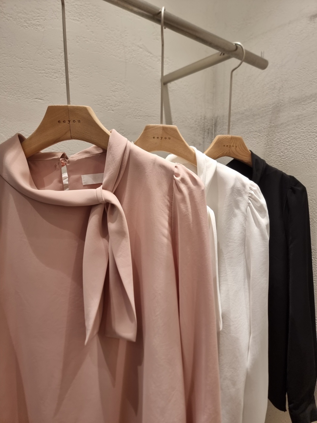 パフスリーブルーズ長袖ギャザーボタンスリーブスカーフネック後ボタン無地ブラウス | 詳細画像22