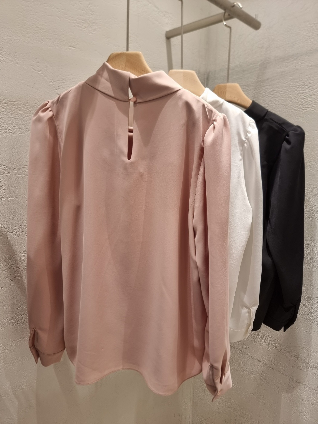 パフスリーブルーズ長袖ギャザーボタンスリーブスカーフネック後ボタン無地ブラウス | 詳細画像23