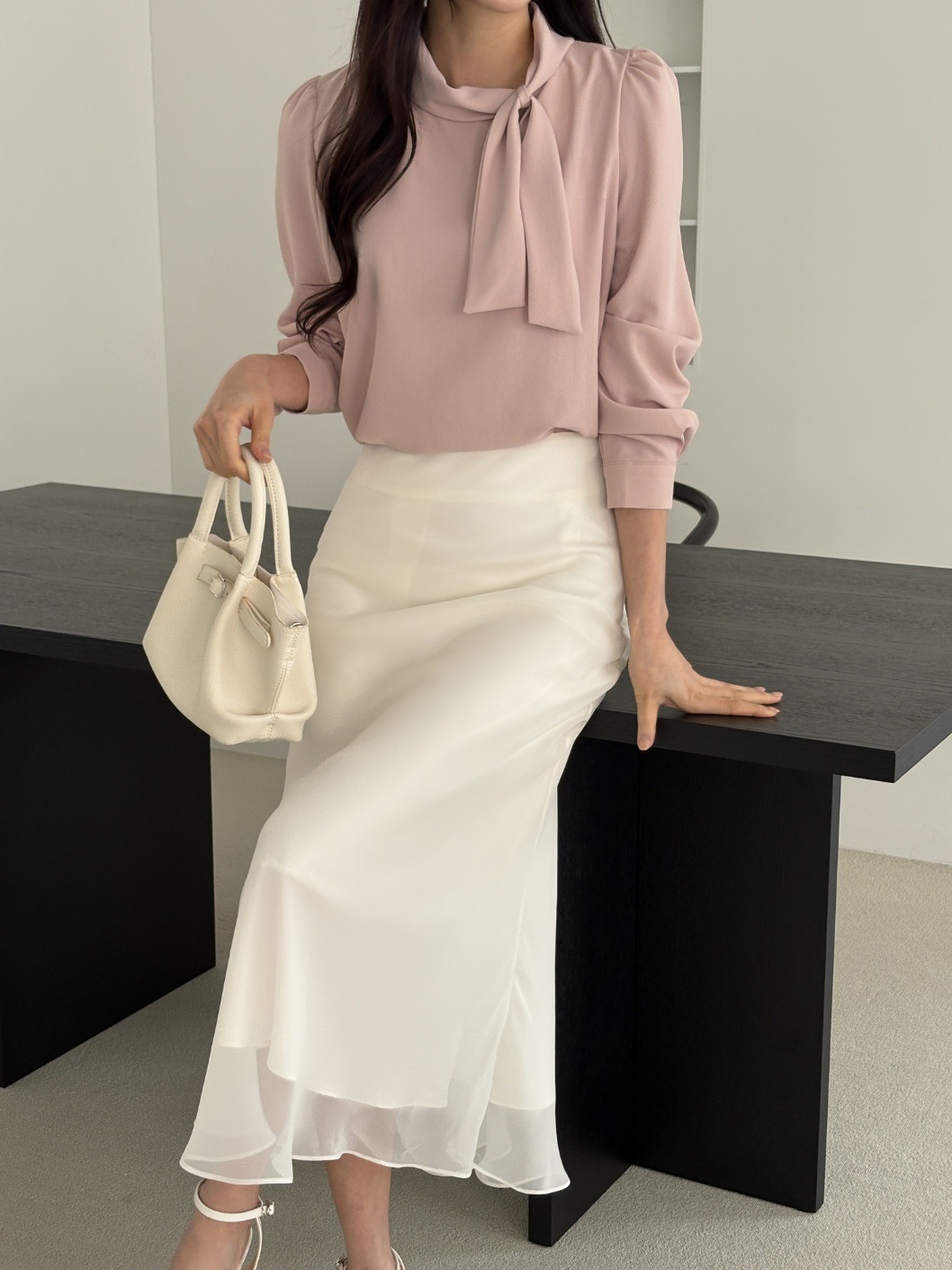 パフスリーブルーズ長袖ギャザーボタンスリーブスカーフネック後ボタン無地ブラウス | 詳細画像4