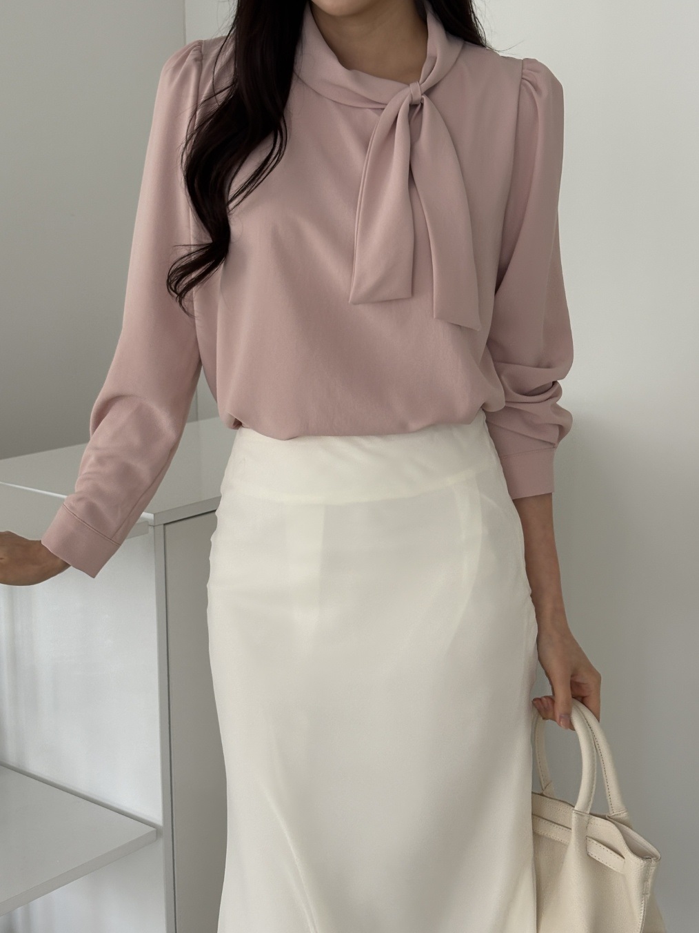 パフスリーブルーズ長袖ギャザーボタンスリーブスカーフネック後ボタン無地ブラウス | 詳細画像5