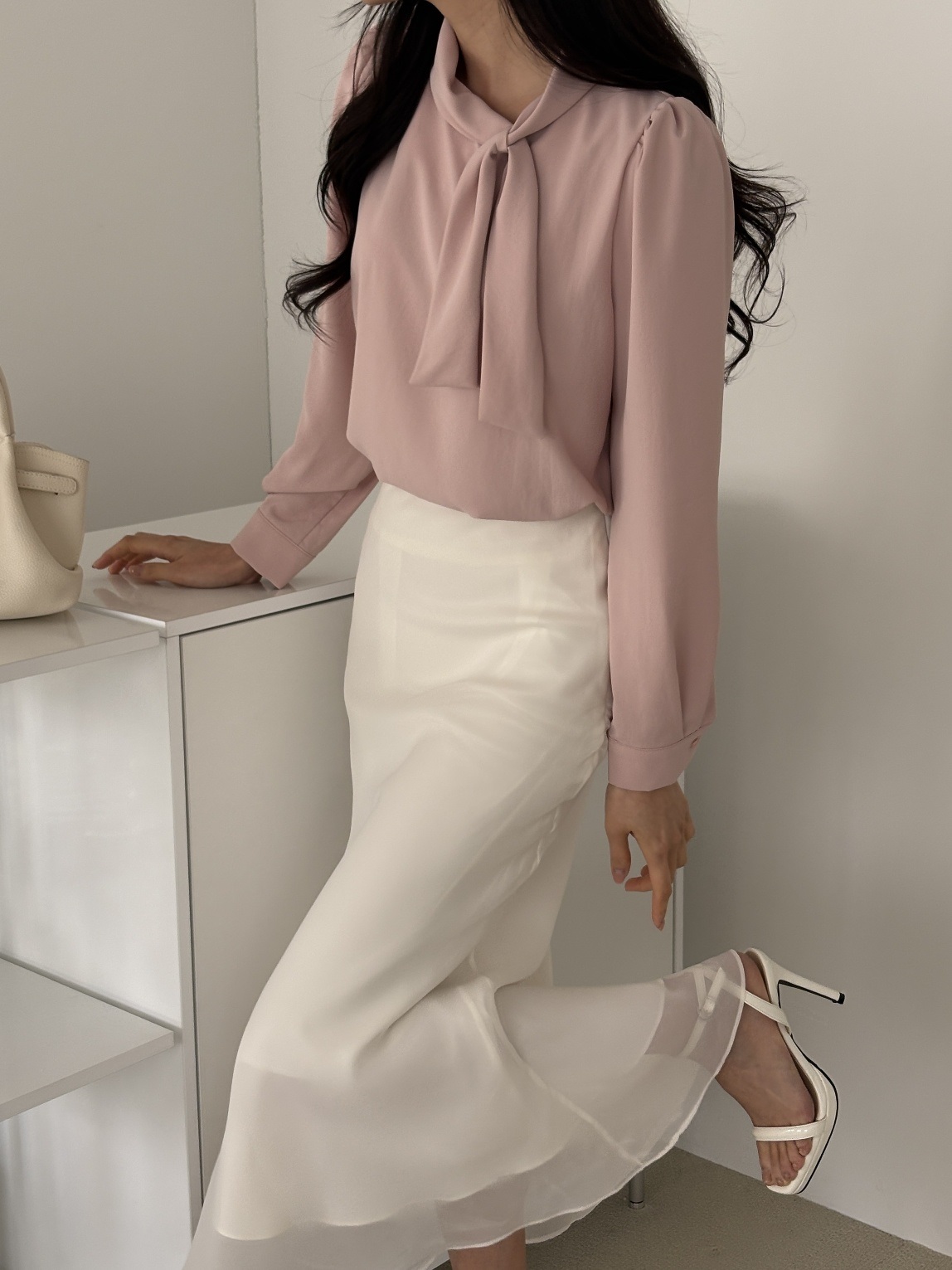 パフスリーブルーズ長袖ギャザーボタンスリーブスカーフネック後ボタン無地ブラウス | 詳細画像7