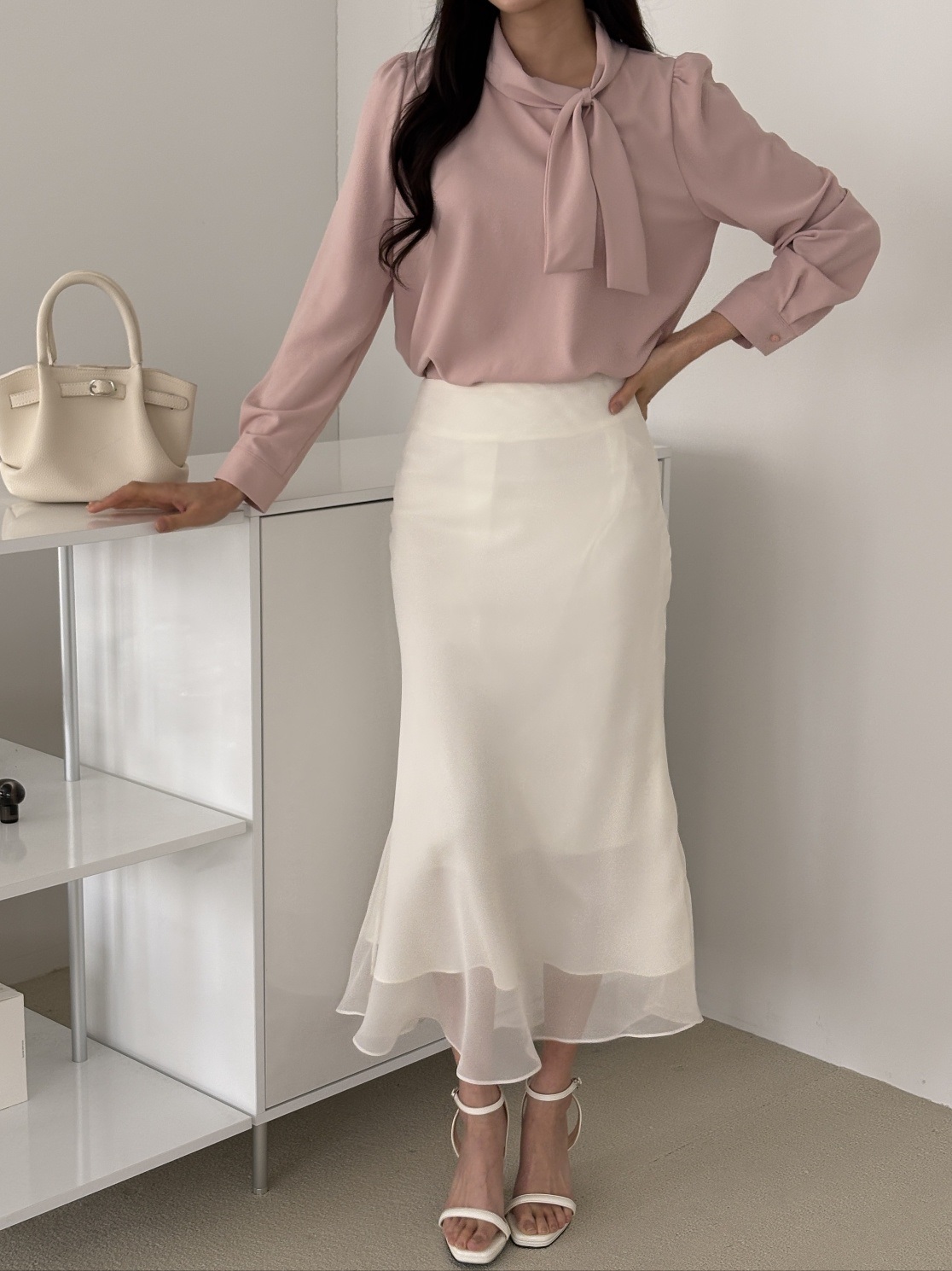 パフスリーブルーズ長袖ギャザーボタンスリーブスカーフネック後ボタン無地ブラウス | 詳細画像9