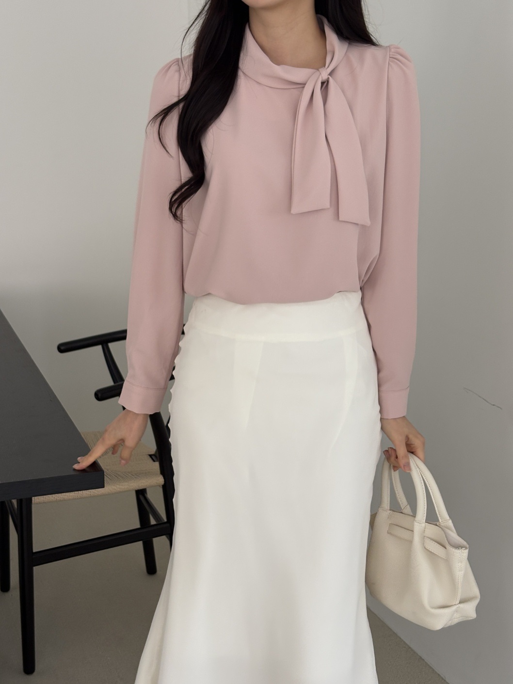 パフスリーブルーズ長袖ギャザーボタンスリーブスカーフネック後ボタン無地ブラウス | 詳細画像10