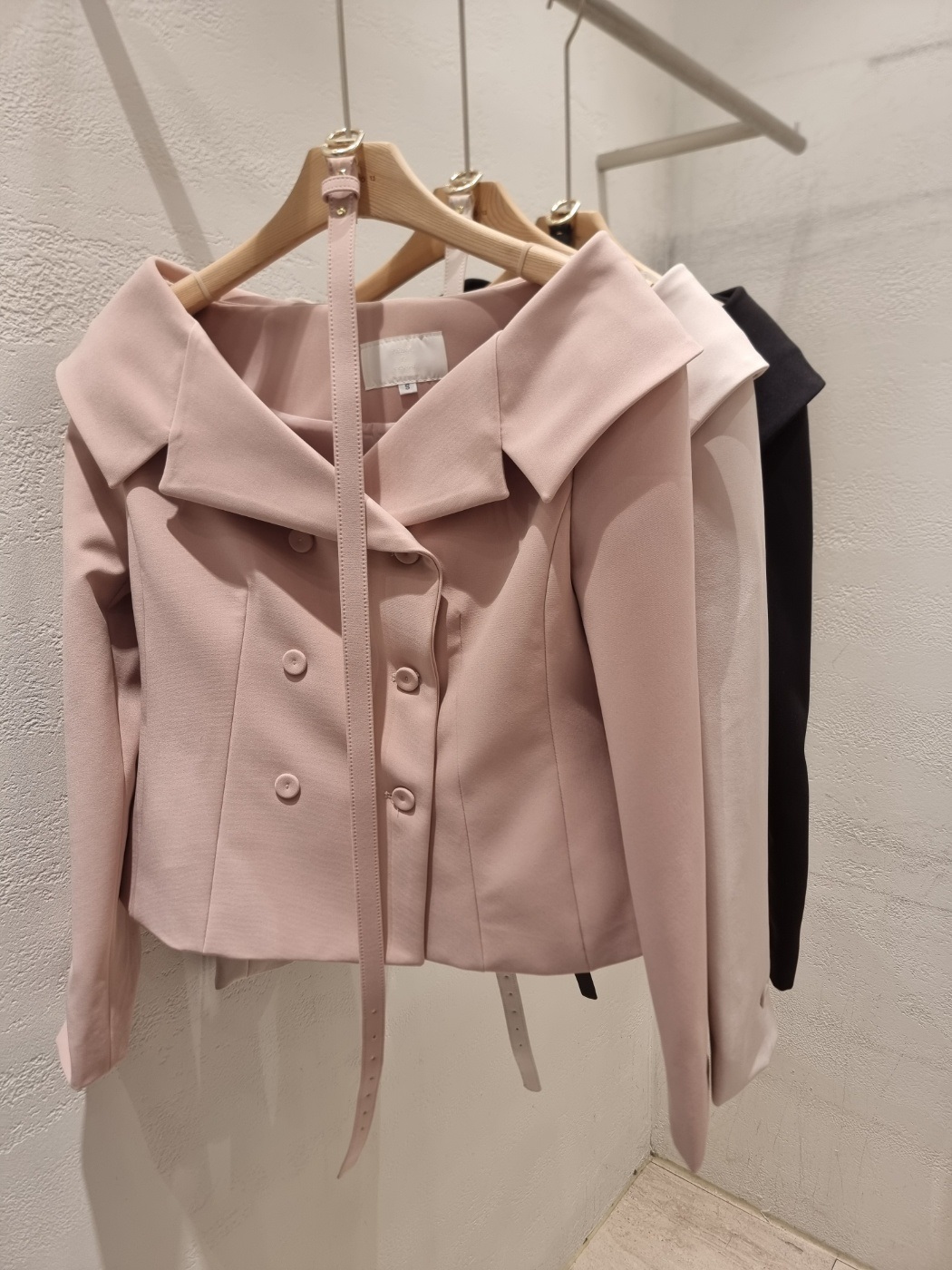 Vネック肩パッドラインショート長袖ワイドネックダブルボタン無地ダブルジャケットベルト付 | 詳細画像18