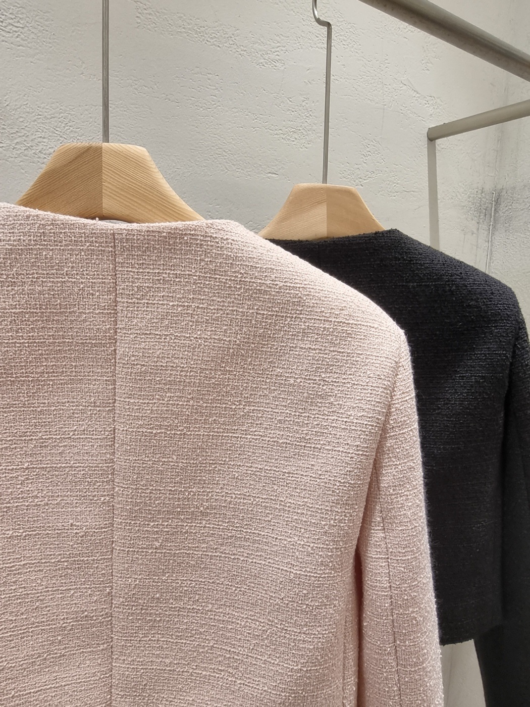 ツイードボタンラウンドネックノーカラー肩パッドクロップド長袖アウトポケットジャケット | 詳細画像20