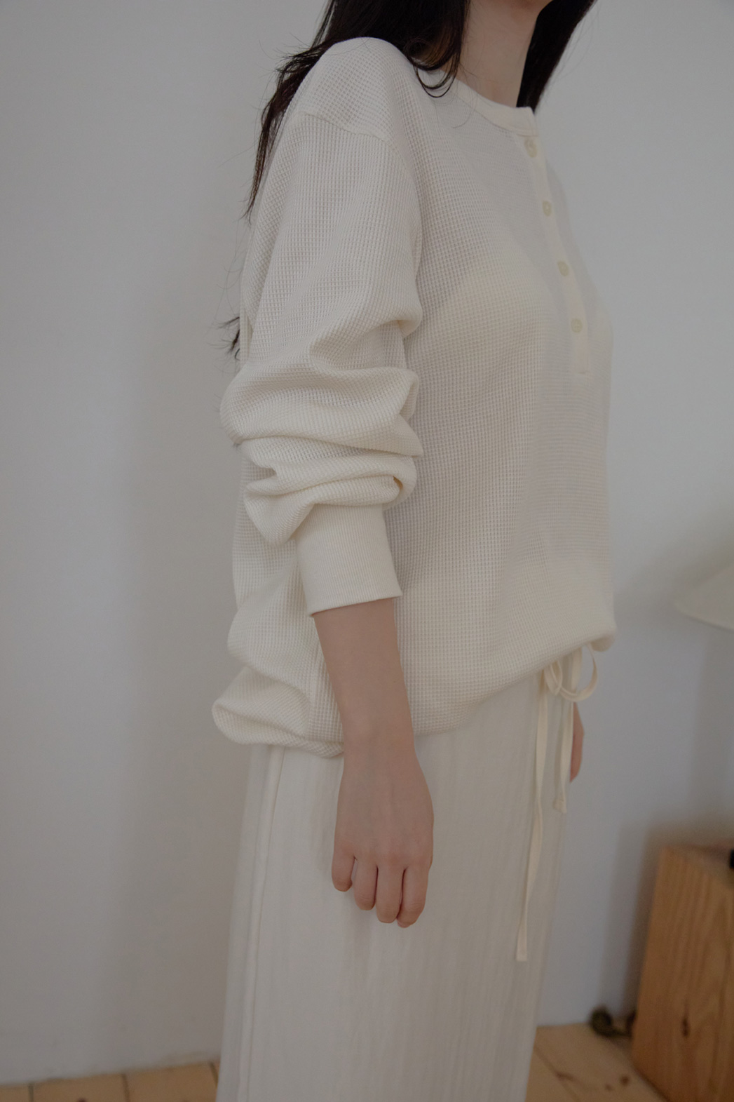 ベロアコットンボタンラウンドネックルーズエンボスTシャツオールシーズン | 詳細画像10