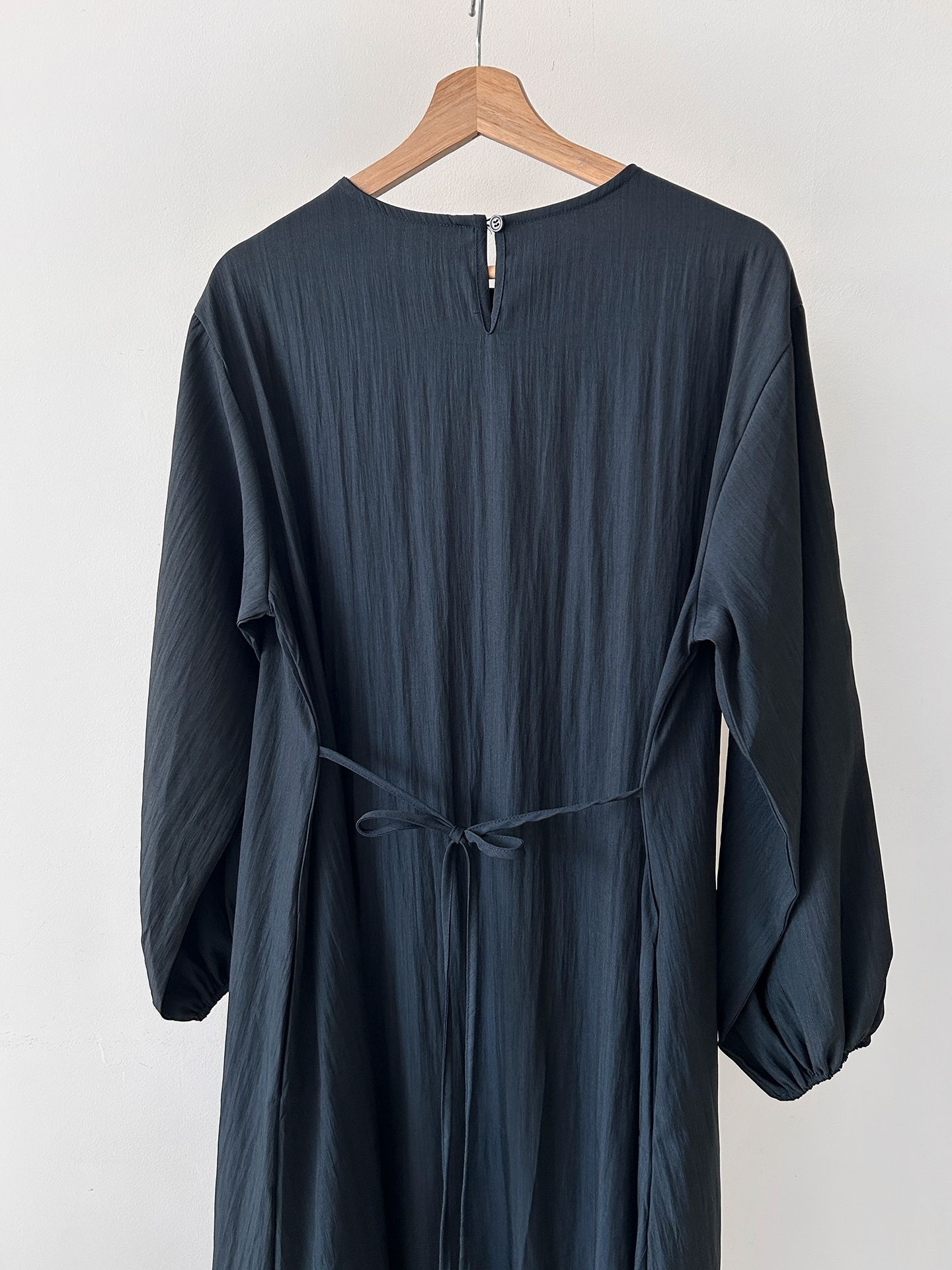 ラウンドネックポケットオーバーサイズロング長袖バックリボン無地ワンピース | 詳細画像17