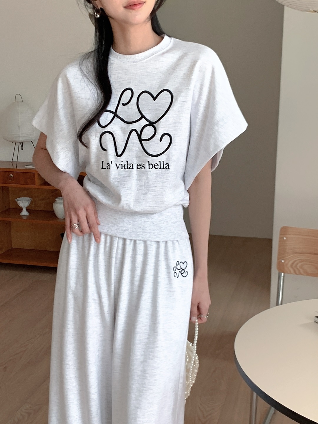 ラウンドネックポケットウエストゴムドルマン半袖ワイドレタリング刺繍セットアップ | 詳細画像2