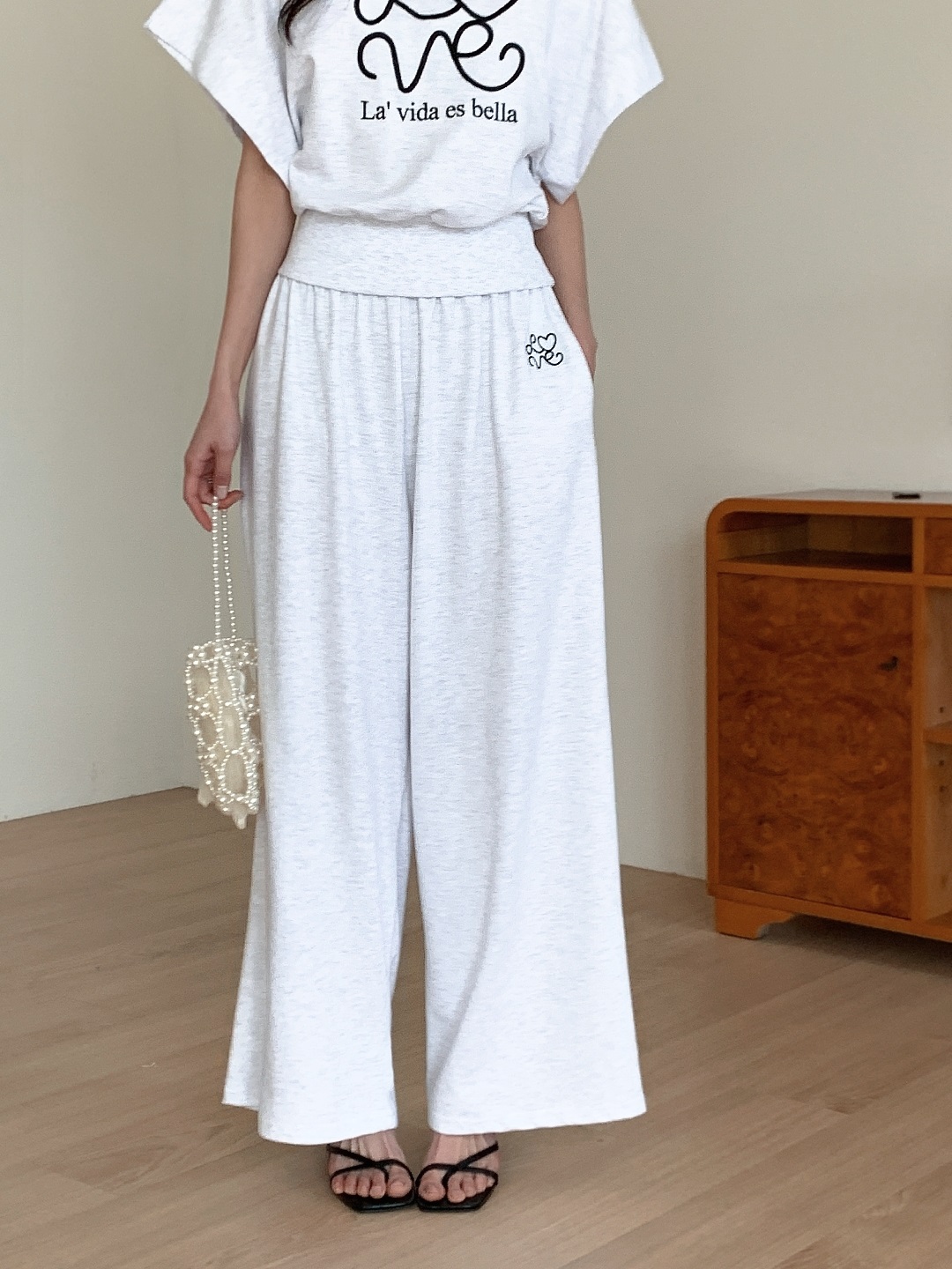 ラウンドネックポケットウエストゴムドルマン半袖ワイドレタリング刺繍セットアップ | 詳細画像6