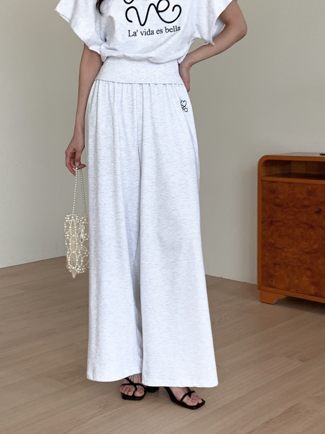 ラウンドネックポケットウエストゴムドルマン半袖ワイドレタリング刺繍セットアップ | 詳細画像9