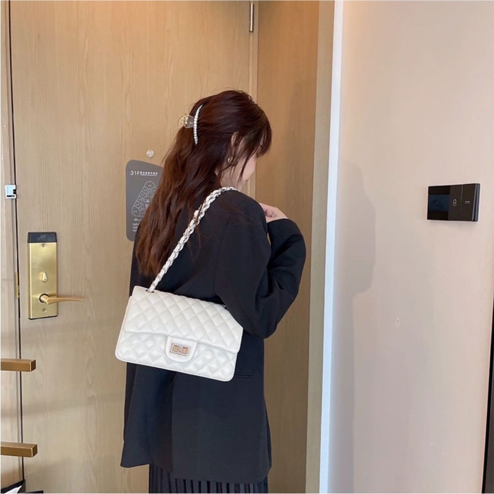 レザー調チェーンエンボスショルダーバッグ | 詳細画像8