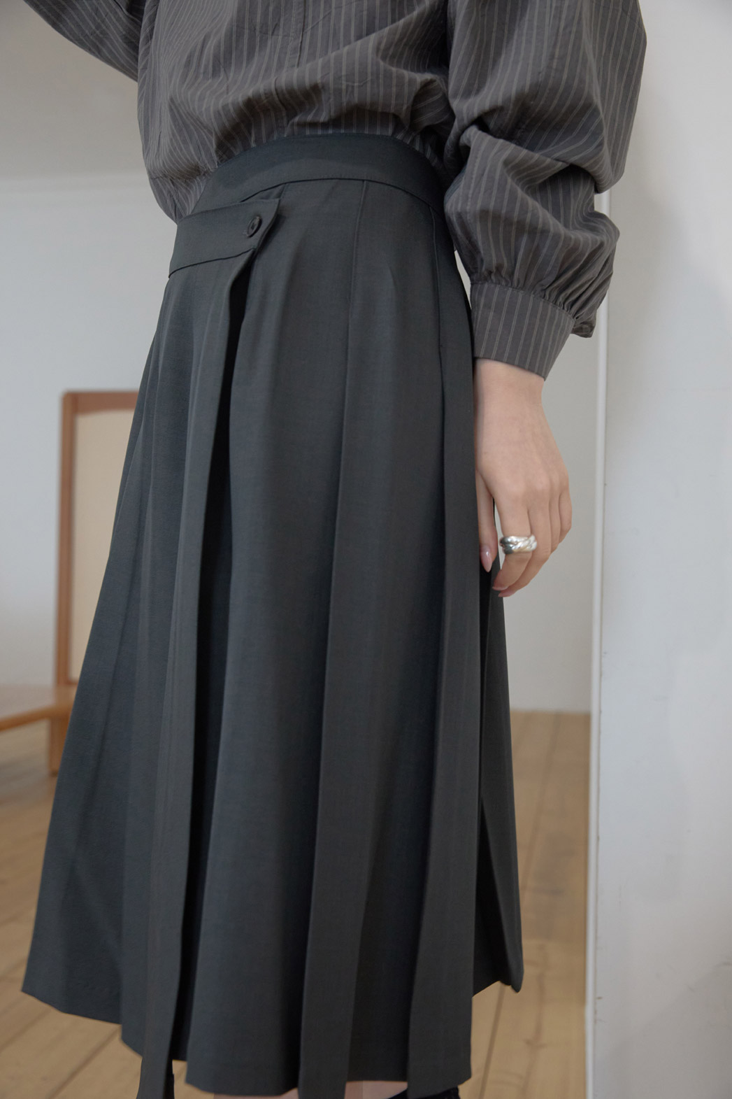 ストレッチベロアボタンラッププリーツミディ無地スカートオールシーズン | 詳細画像11