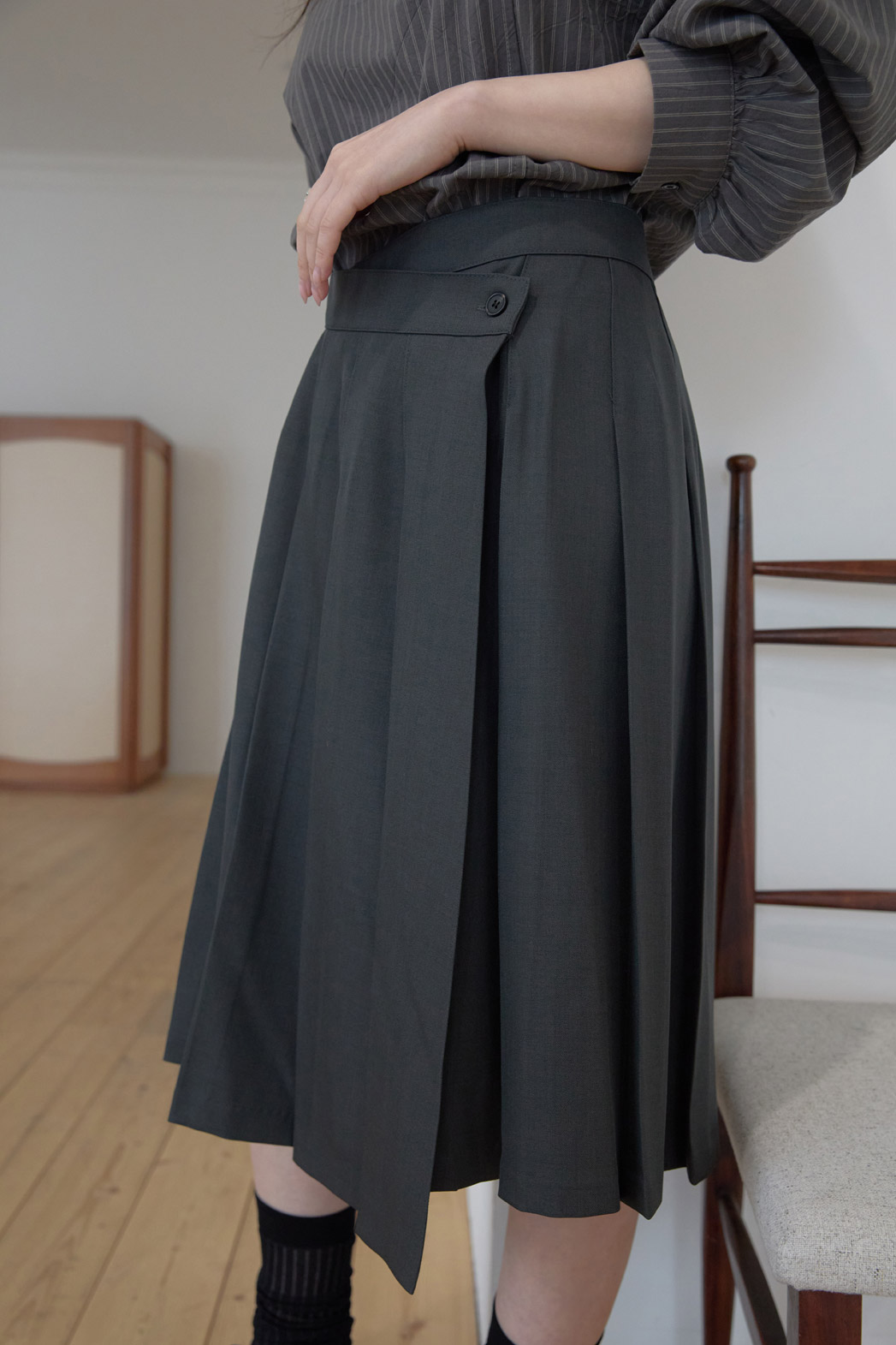 ストレッチベロアボタンラッププリーツミディ無地スカートオールシーズン | 詳細画像13
