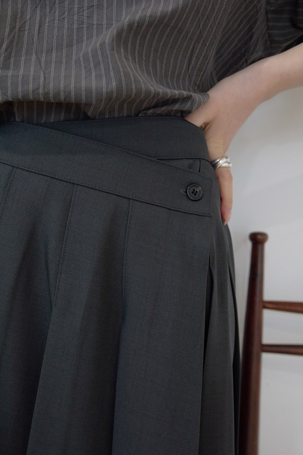 ストレッチベロアボタンラッププリーツミディ無地スカートオールシーズン | 詳細画像14