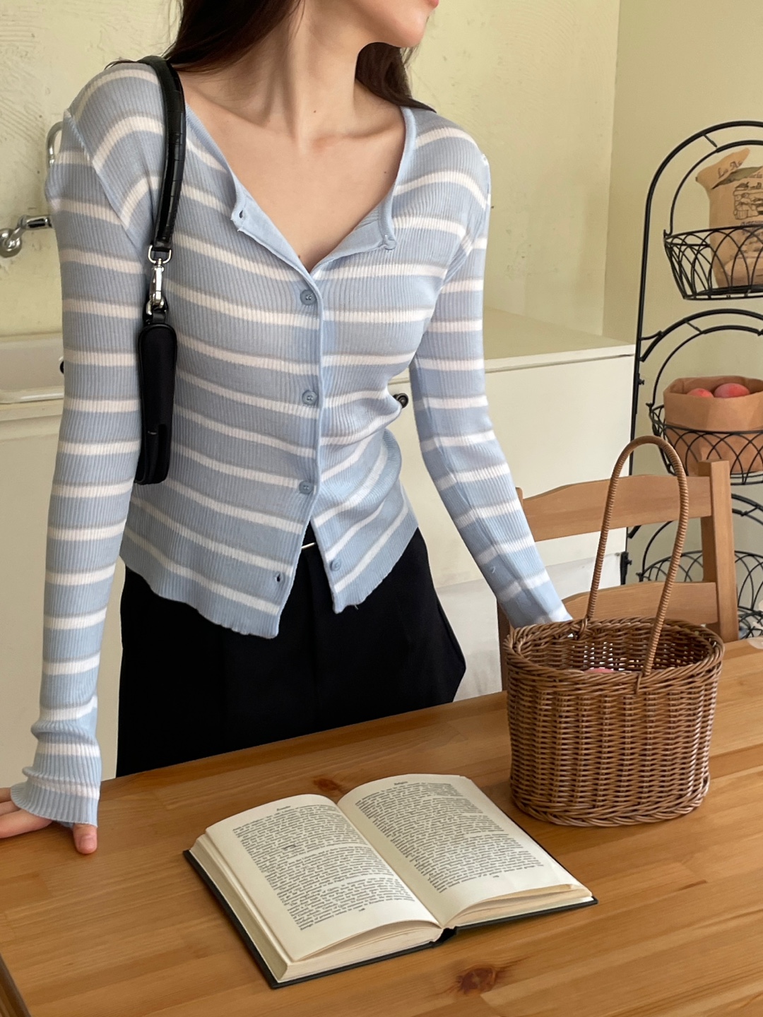 アクリルボタンラウンドネックスリム長袖セミクロップドボーダーカーディガン | 詳細画像6