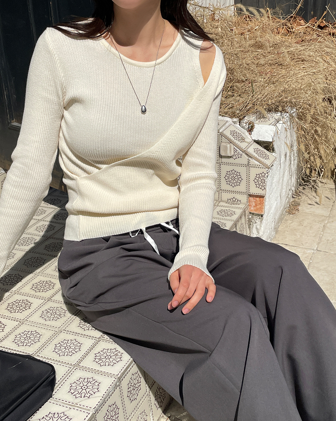 リブラウンドネックワンショルダースリムレイヤード風カシュクールアンバランス長袖無地ニット | 詳細画像7