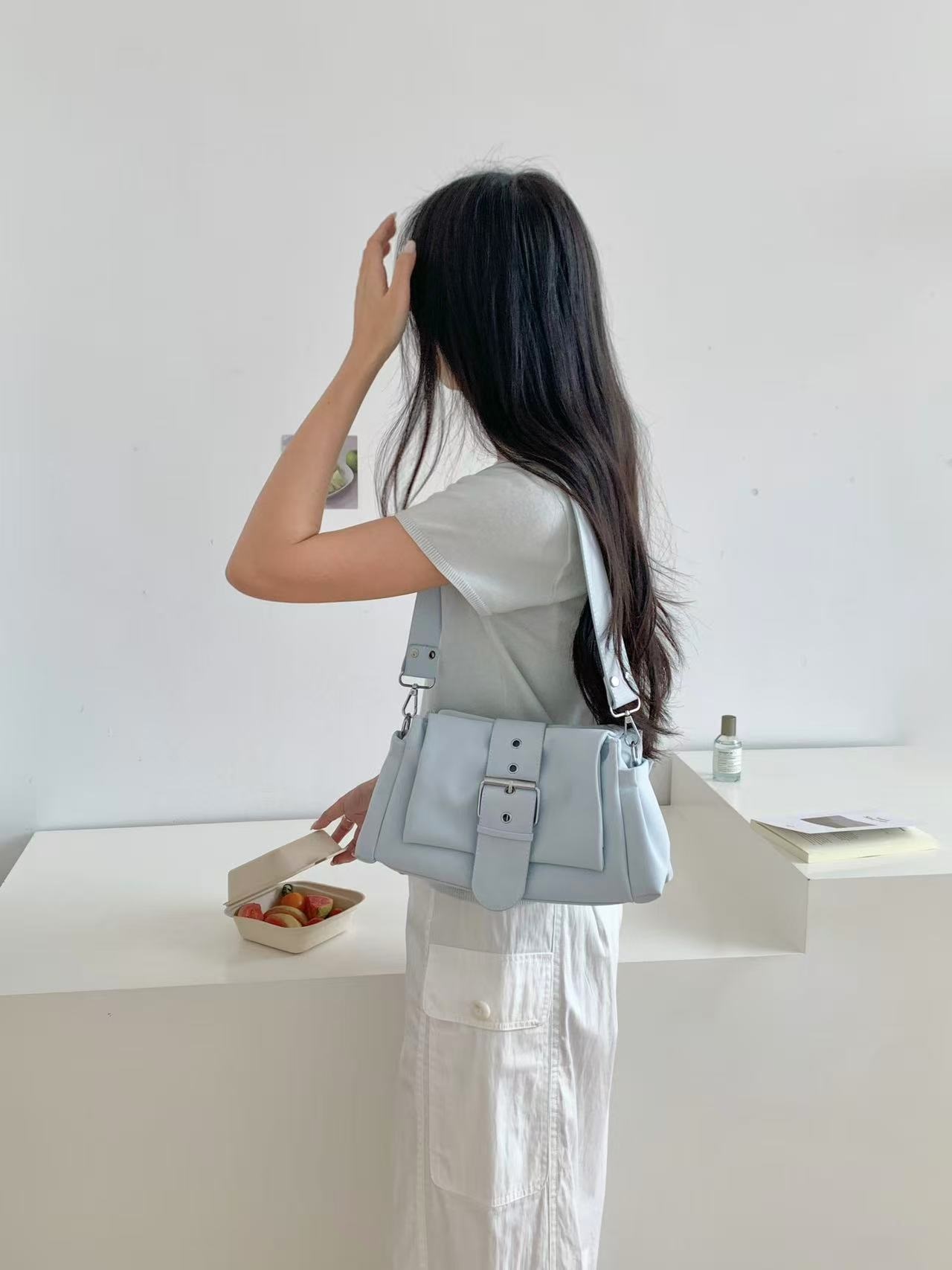 レザー調ベルトポケット無地ショルダーバッグ | 詳細画像2