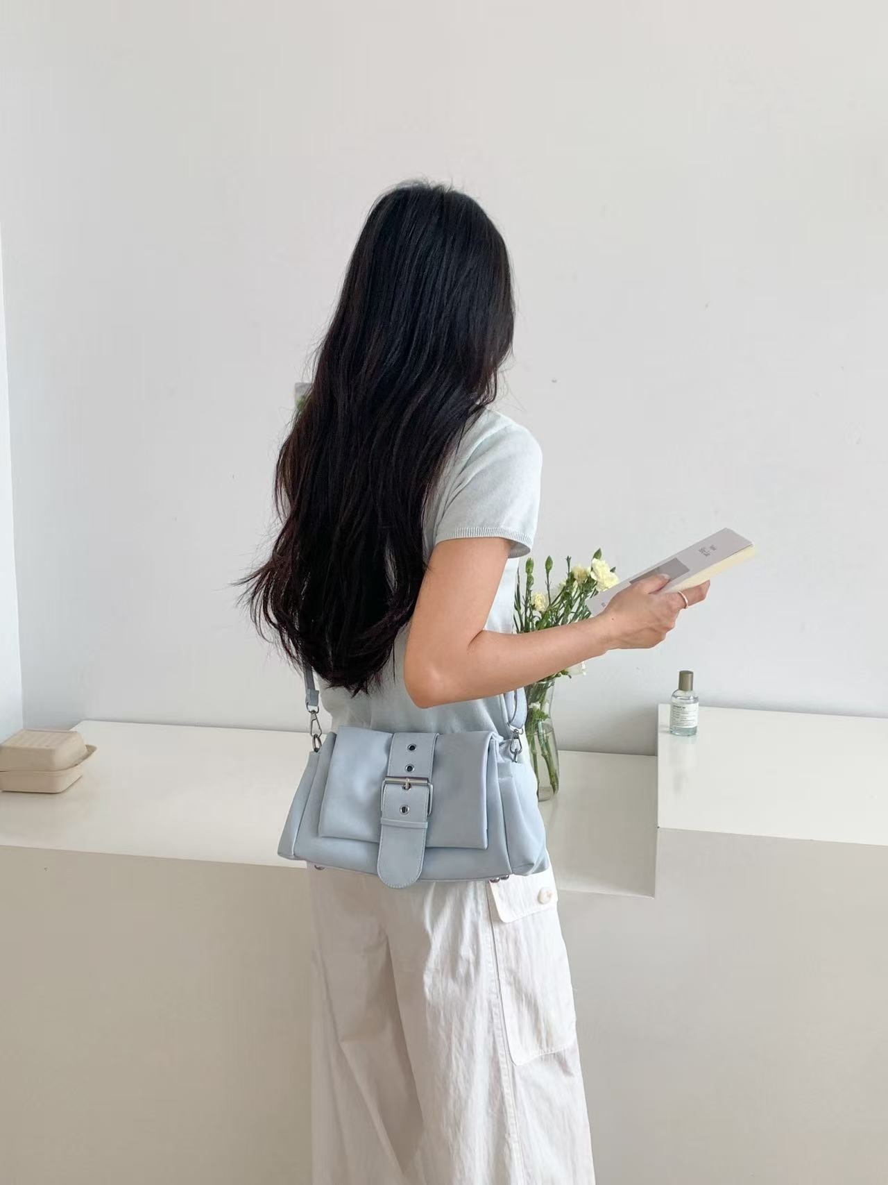 レザー調ベルトポケット無地ショルダーバッグ | 詳細画像3