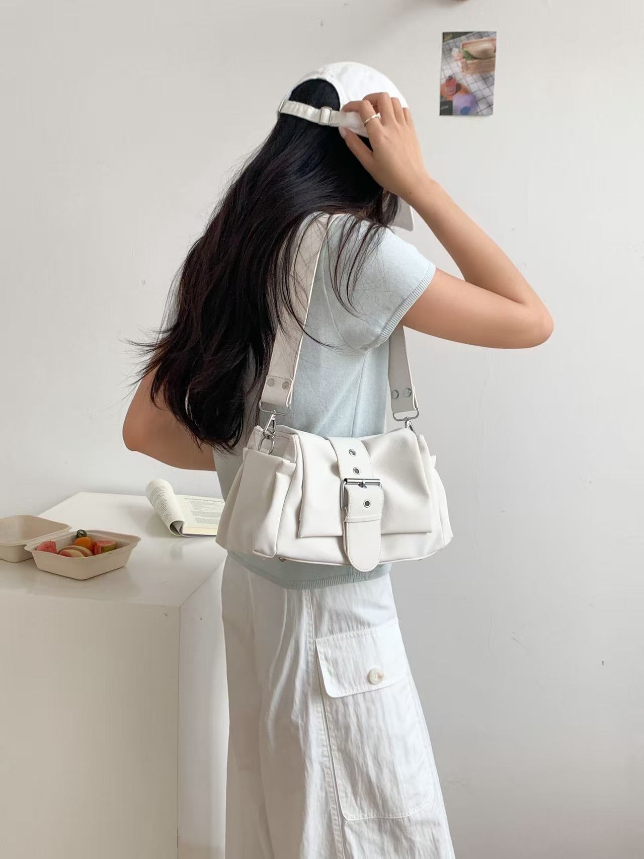 レザー調ベルトポケット無地ショルダーバッグ | 詳細画像5