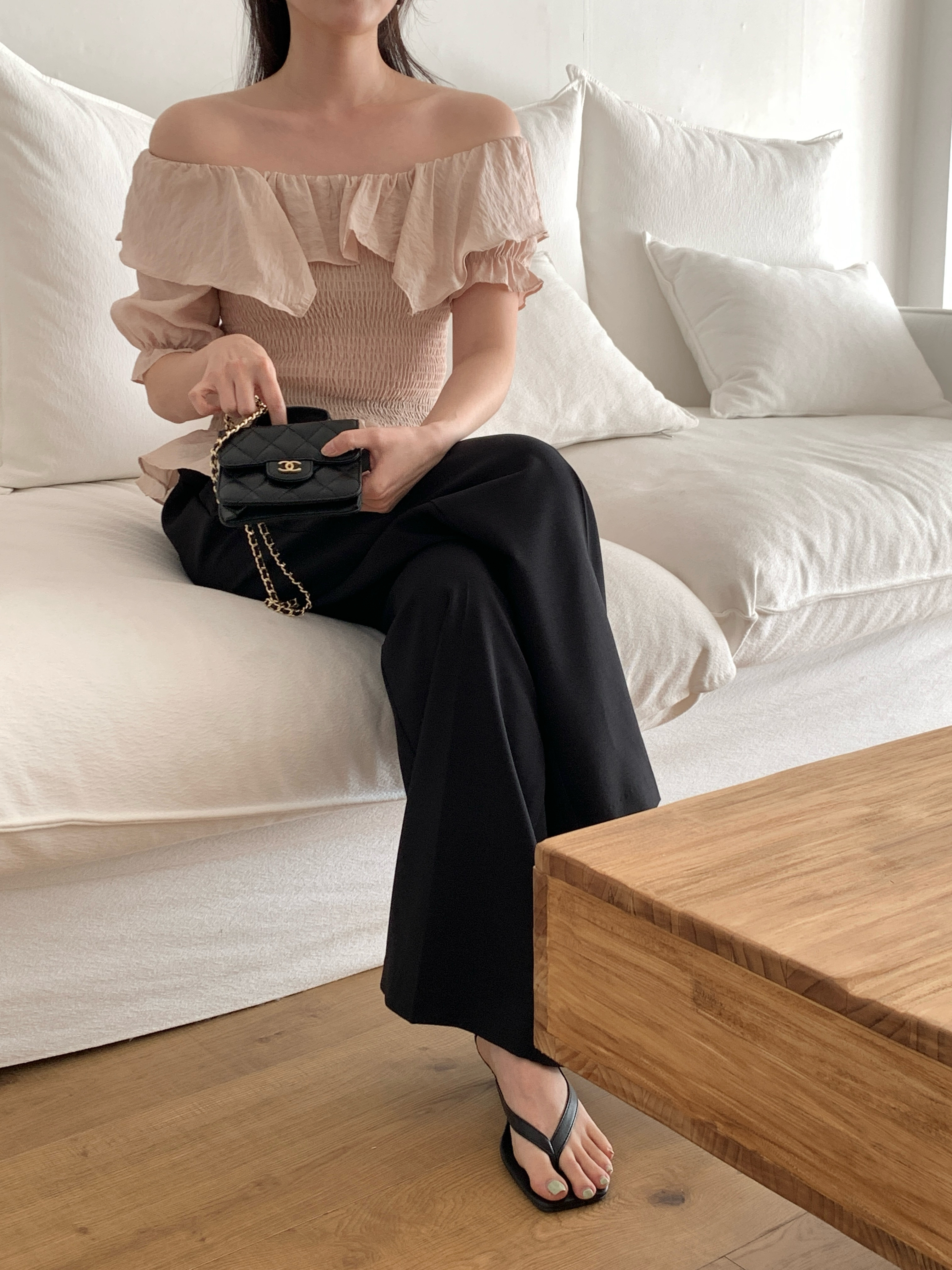 オフショルダーシャーリングパフスリーブスリムアンバランス半袖ブラウス | 詳細画像2