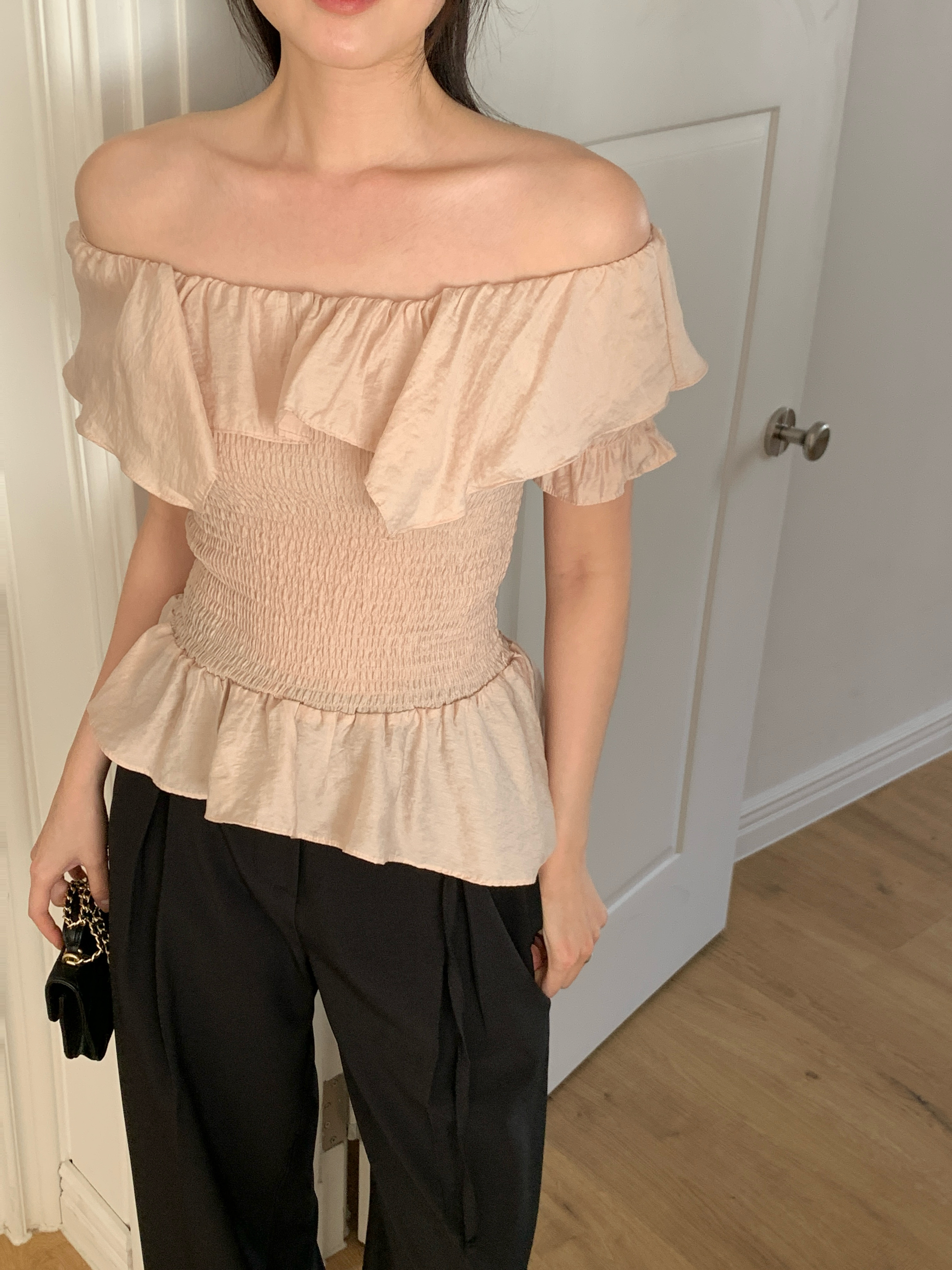 オフショルダーシャーリングパフスリーブスリムアンバランス半袖ブラウス | 詳細画像3