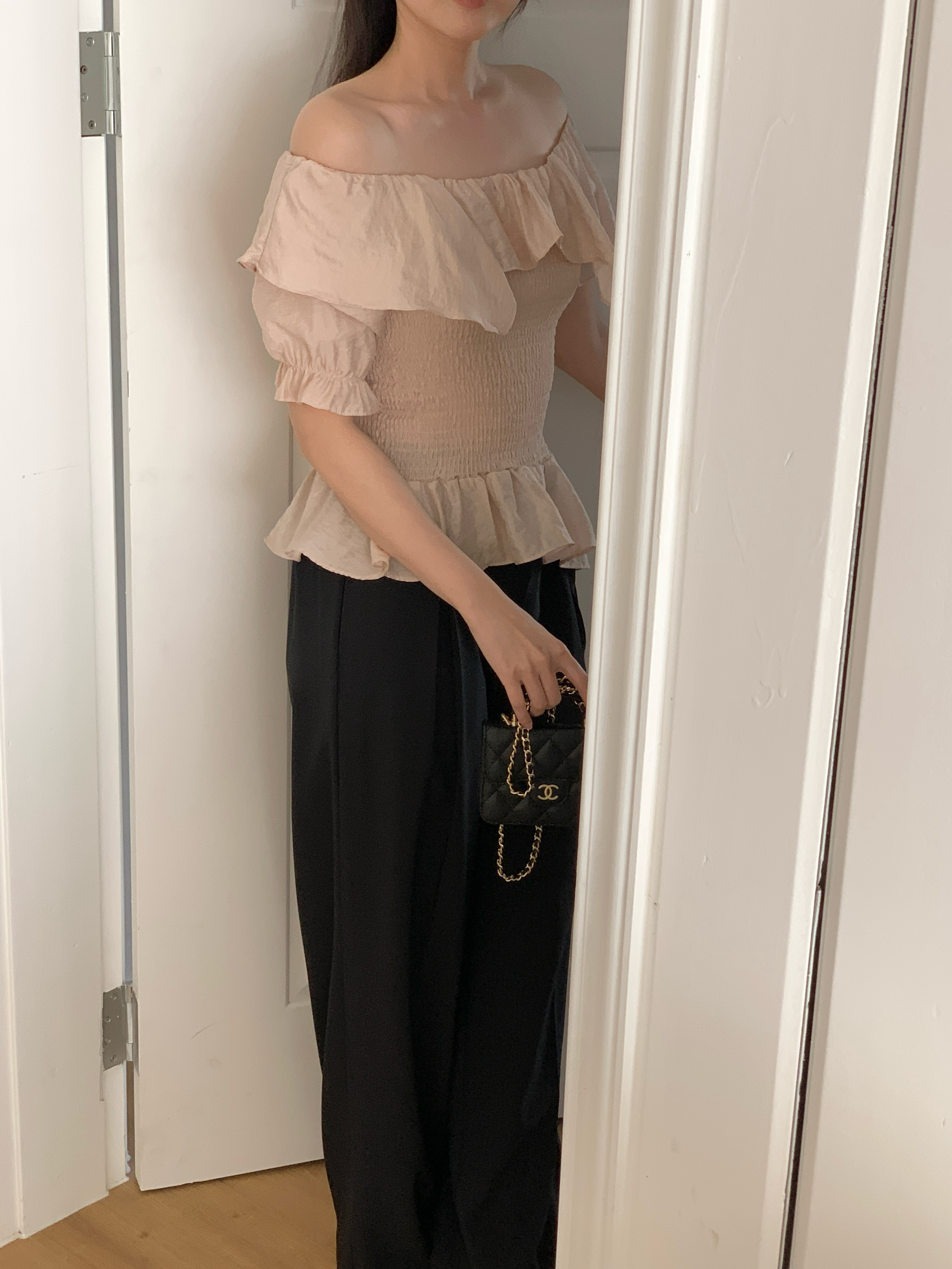 オフショルダーシャーリングパフスリーブスリムアンバランス半袖ブラウス | 詳細画像4