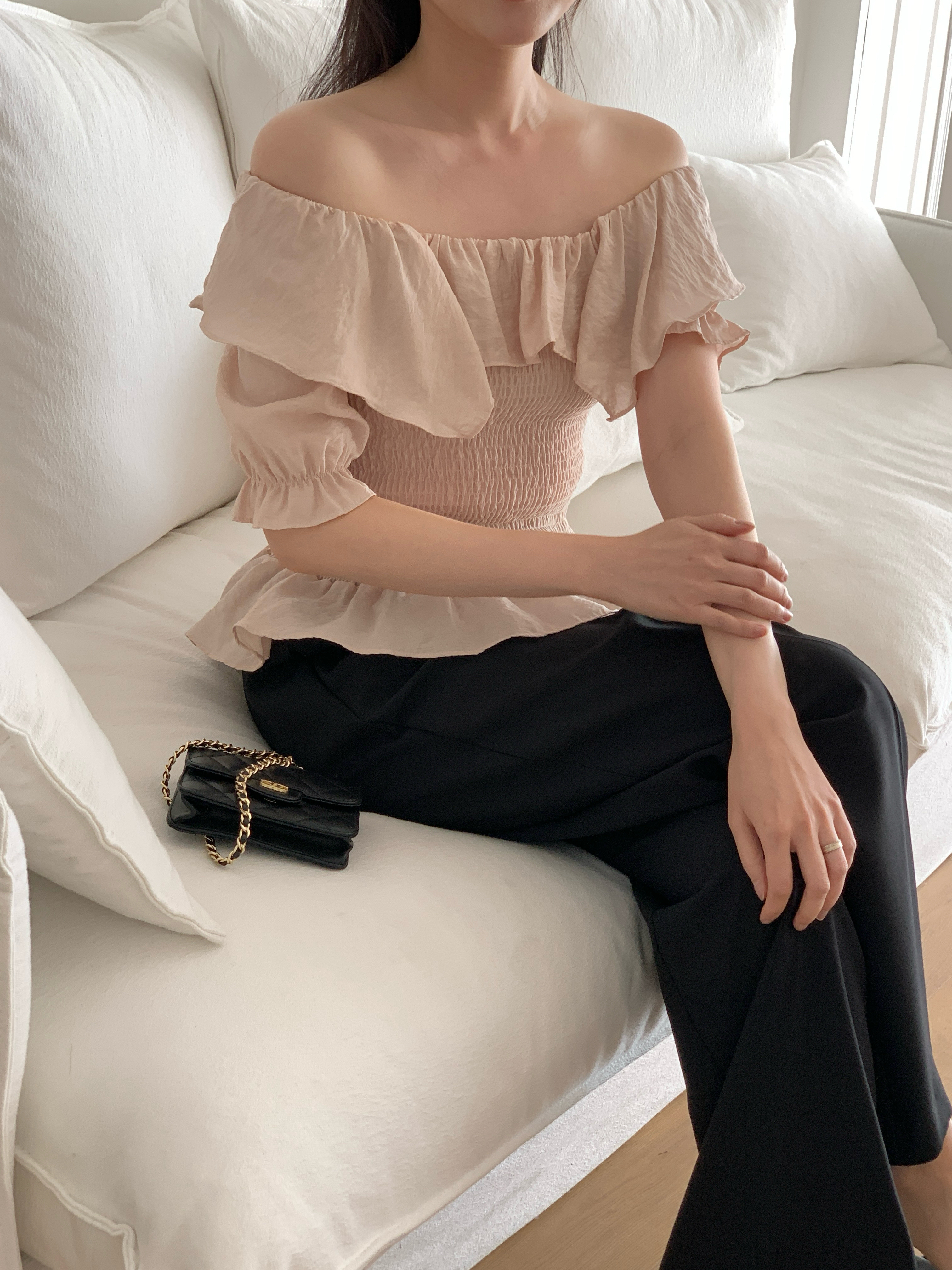 オフショルダーシャーリングパフスリーブスリムアンバランス半袖ブラウス | 詳細画像12