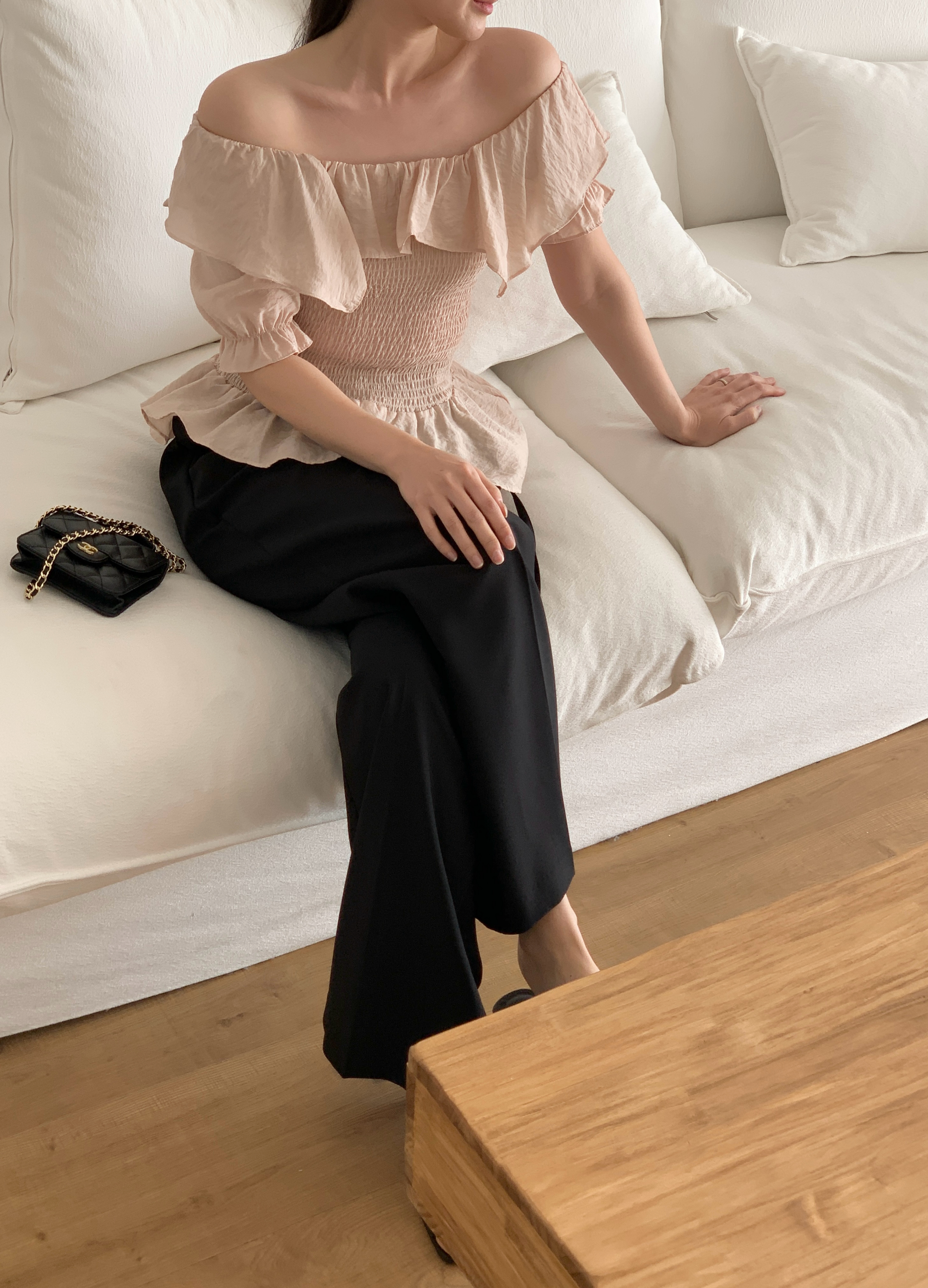 オフショルダーシャーリングパフスリーブスリムアンバランス半袖ブラウス | 詳細画像13