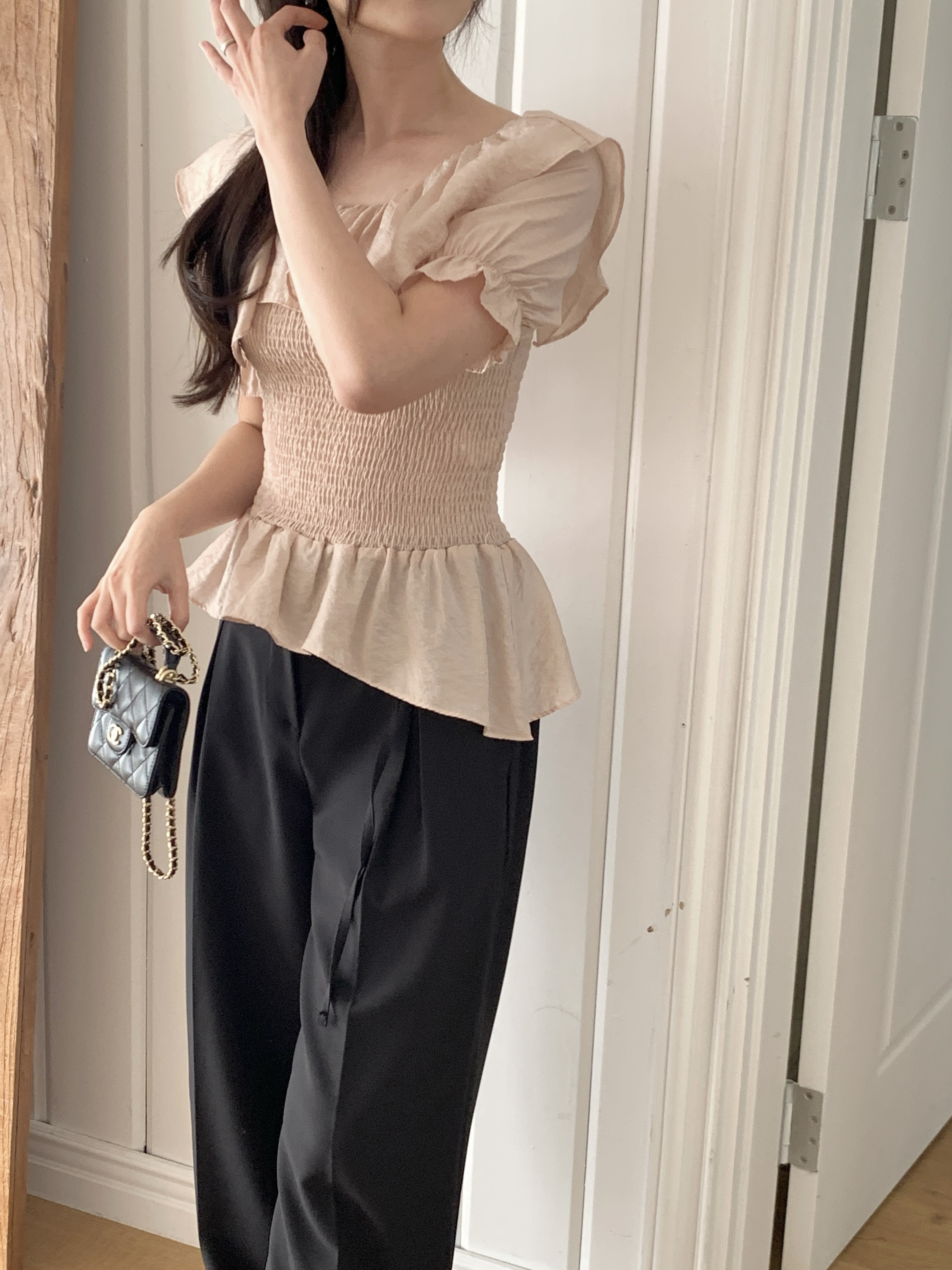 オフショルダーシャーリングパフスリーブスリムアンバランス半袖ブラウス | 詳細画像15