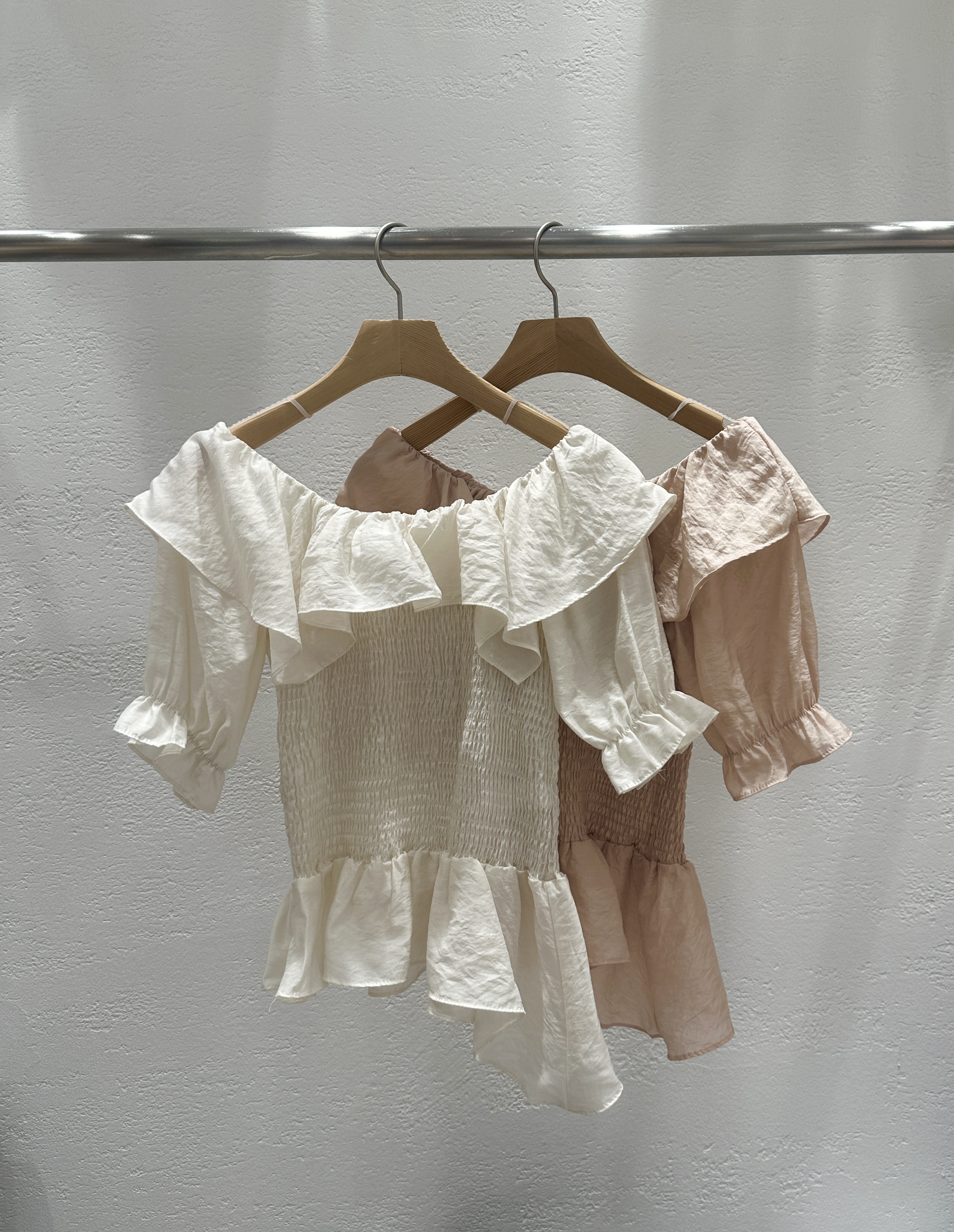 オフショルダーシャーリングパフスリーブスリムアンバランス半袖ブラウス | 詳細画像23