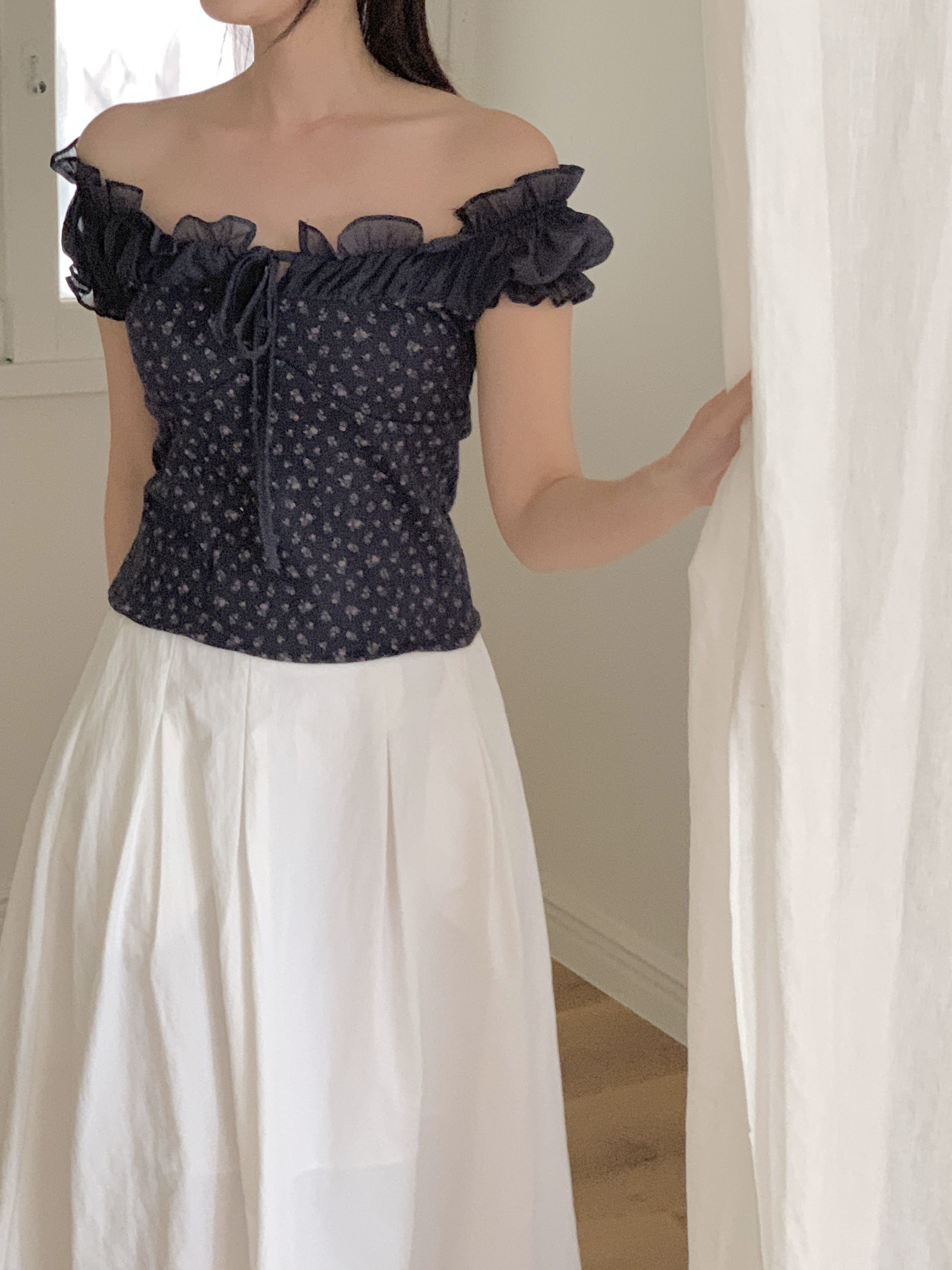 ストラップオフショルダーシャーリングフリルパフスリーブスリム半袖セミクロップド小花柄ブラウス | 詳細画像4