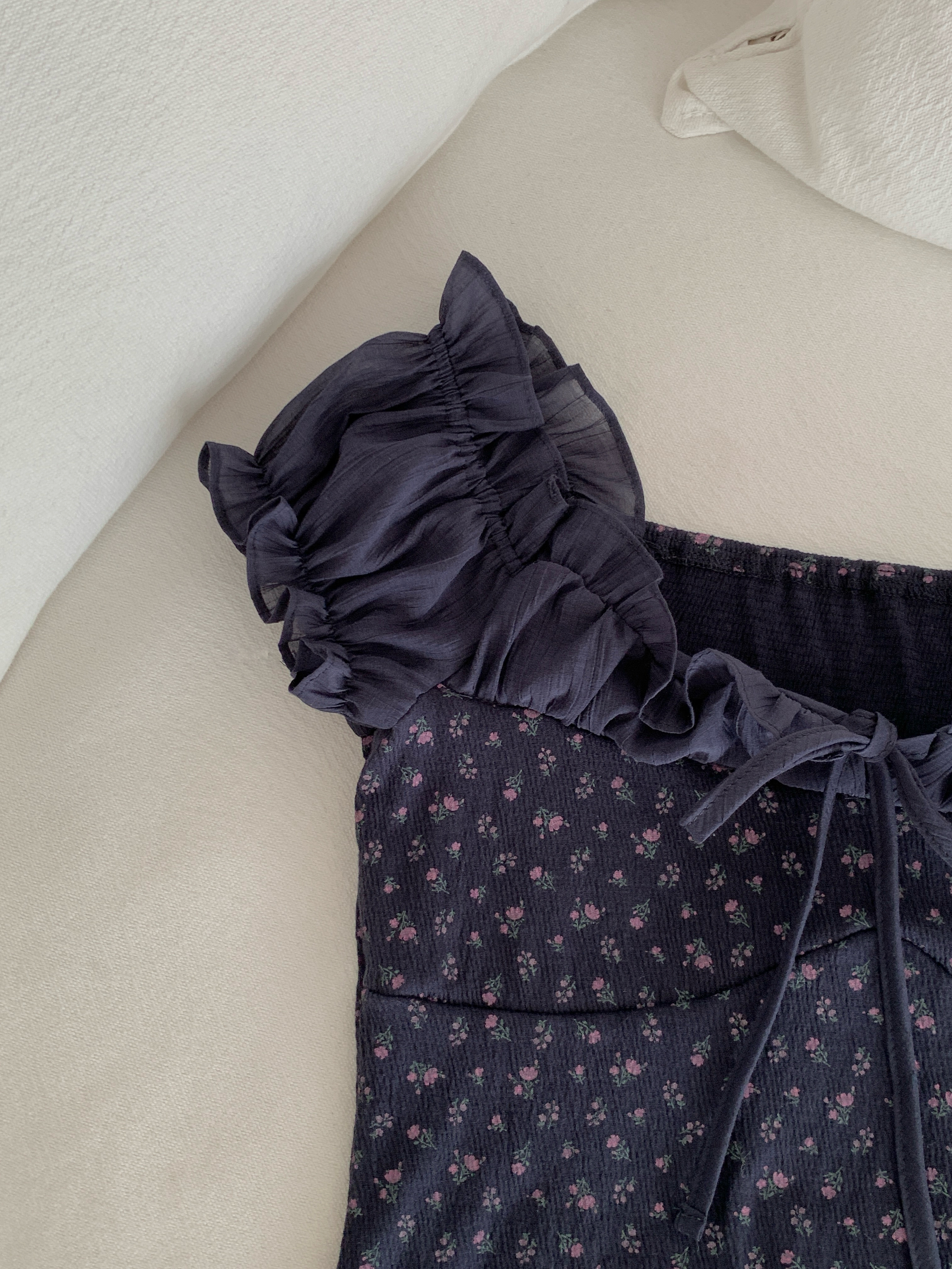 ストラップオフショルダーシャーリングフリルパフスリーブスリム半袖セミクロップド小花柄ブラウス | 詳細画像20