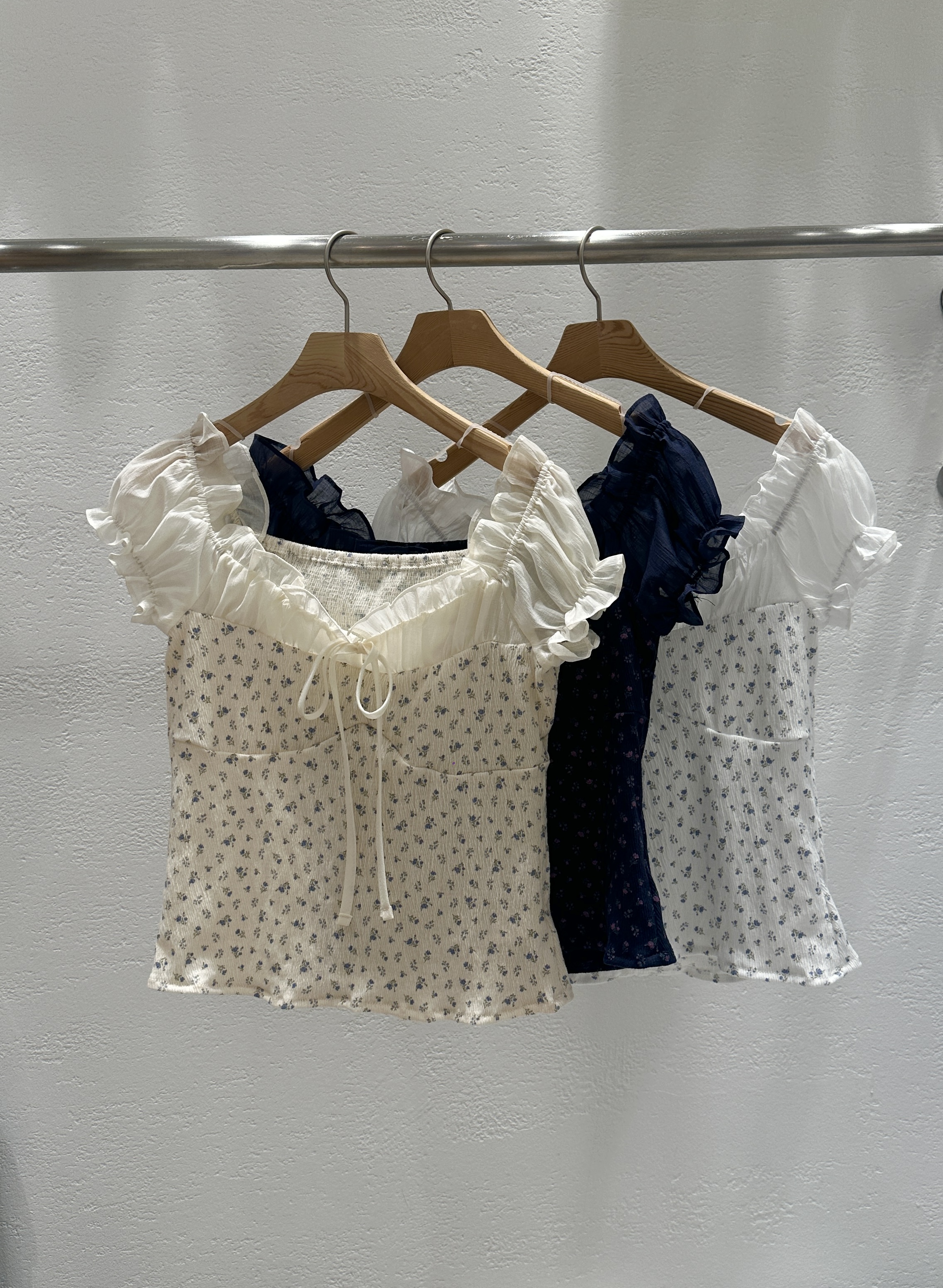 ストラップオフショルダーシャーリングフリルパフスリーブスリム半袖セミクロップド小花柄ブラウス | 詳細画像21