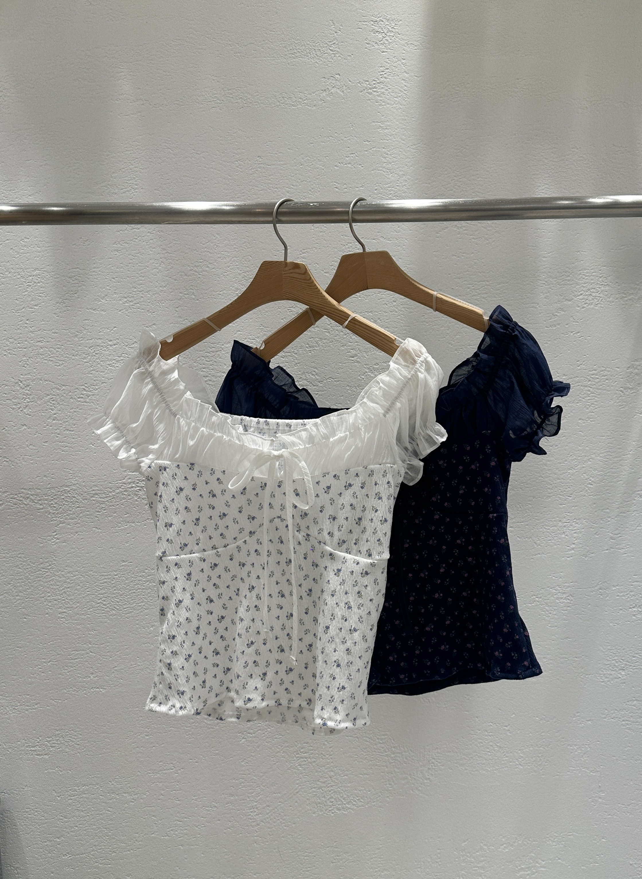 ストラップオフショルダーシャーリングフリルパフスリーブスリム半袖セミクロップド小花柄ブラウス | 詳細画像22