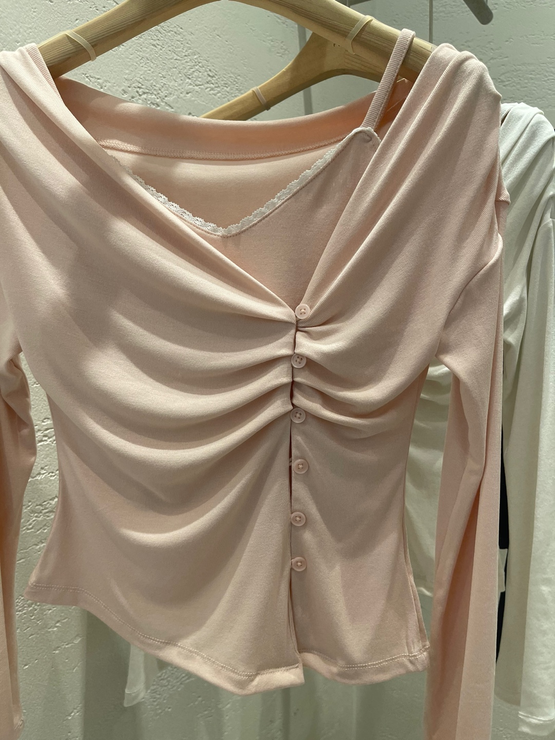 ボタンアンバランスネック長袖ギャザーカーディガンキャミソールアンサンブル | 詳細画像22