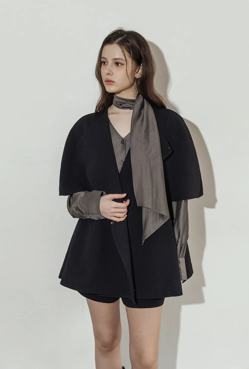 ラインオーバーサイズアンバランスワンボタンケープハーフ無地ジャケット | 詳細画像1