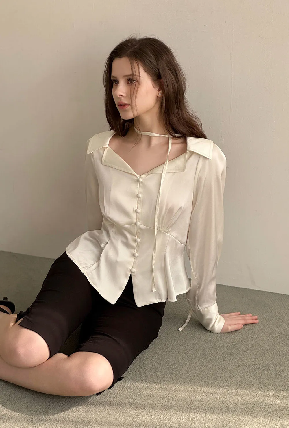 ソフトボタンカラーベーシックスリム長袖ブラウスストラップ付 | 詳細画像1