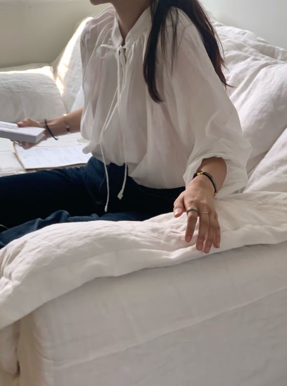 ボタンストラップVネックパフスリーブラグランルーズ長袖ギャザー無地ブラウス | 詳細画像4